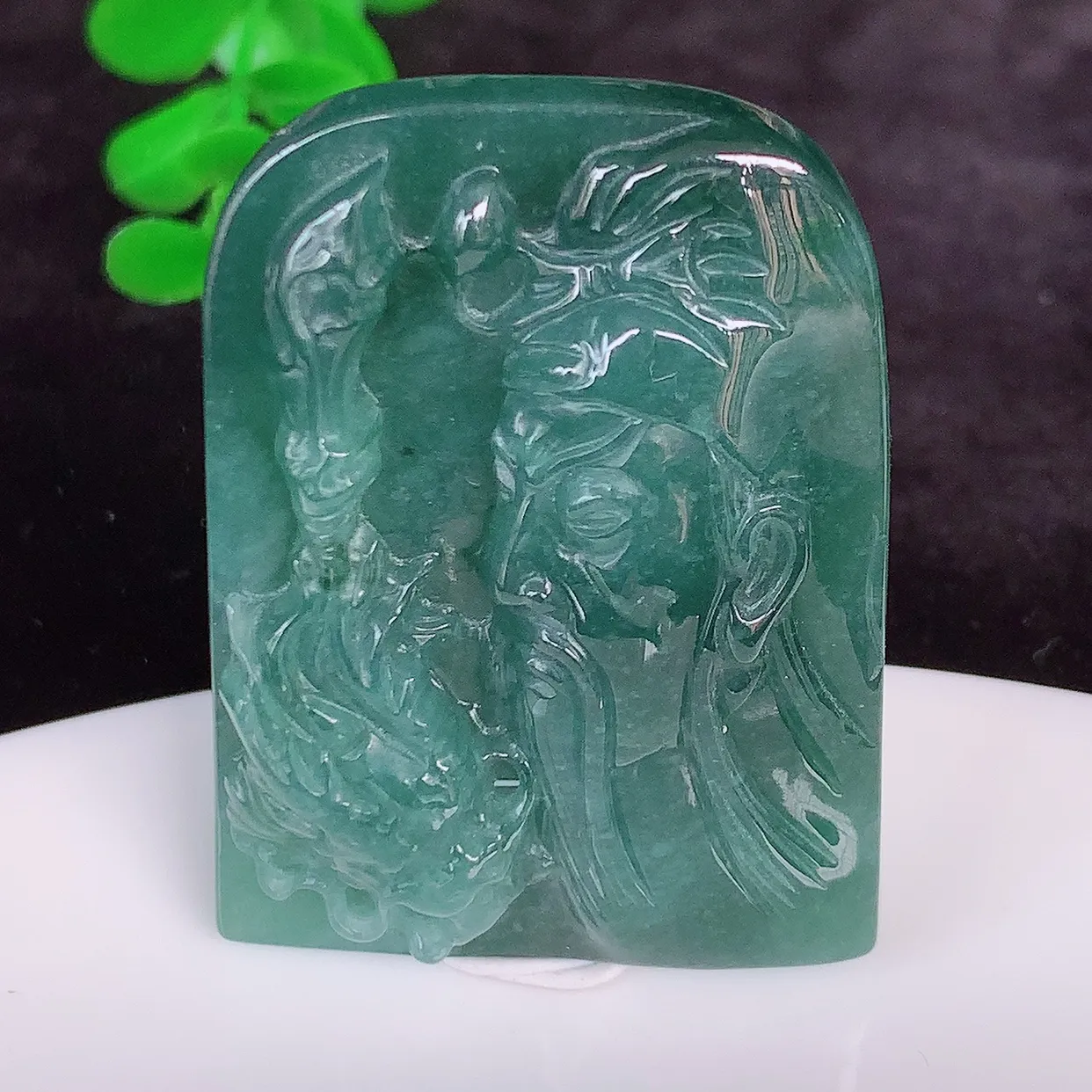 自然光实拍 冰润满色祥龙关公翡翠吊坠，种好起光，玉质细腻，招财纳福，时‮大尚‬方，款式新莹，佩戴优雅高贵！#338.4尺寸45*32*8mm
