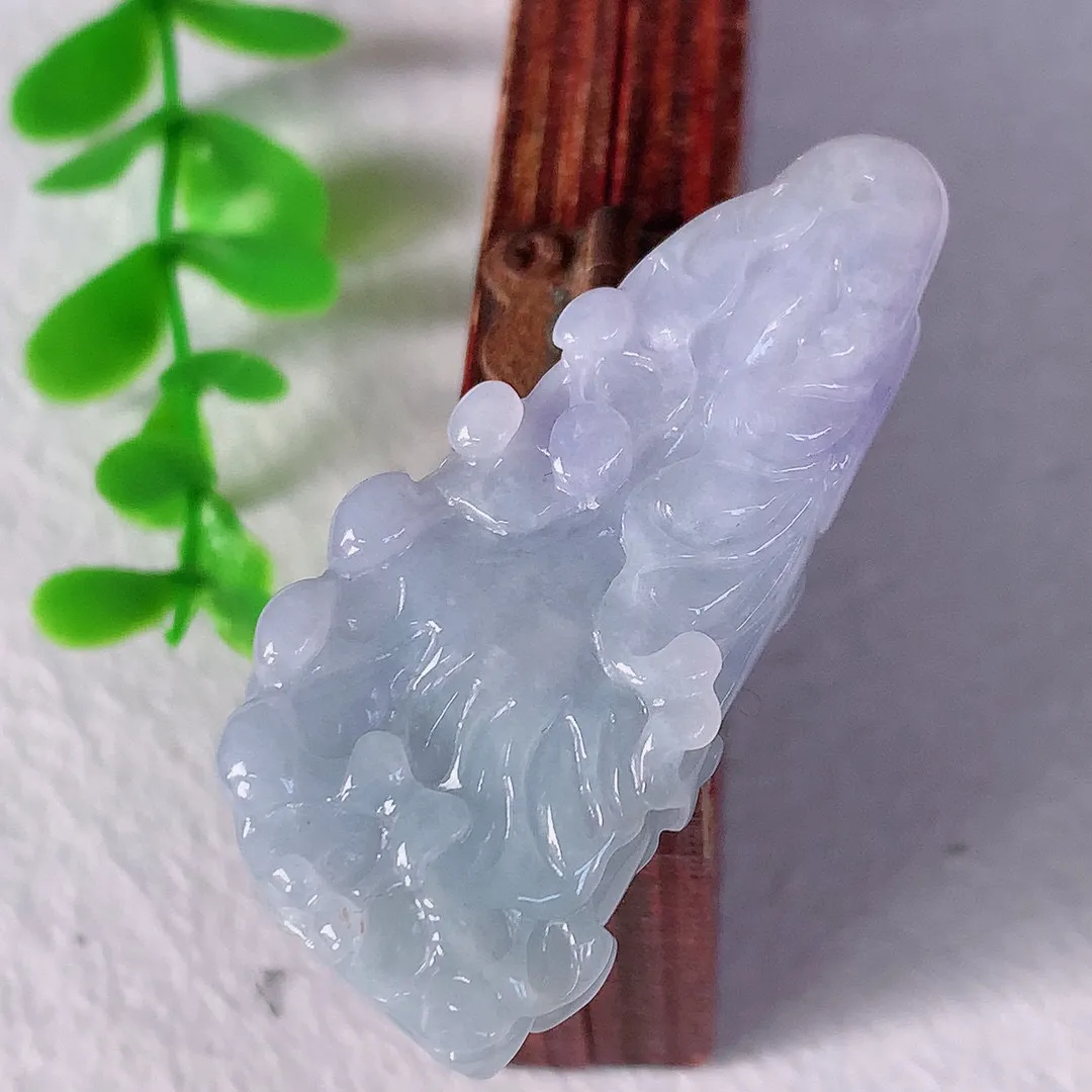 自然光实拍，冰润紫罗兰翡翠白菜吊坠 百财聚来，财源滚滚，精工水润的白菜 十分厚实，性价比高！#061.4尺寸45*21*10mm