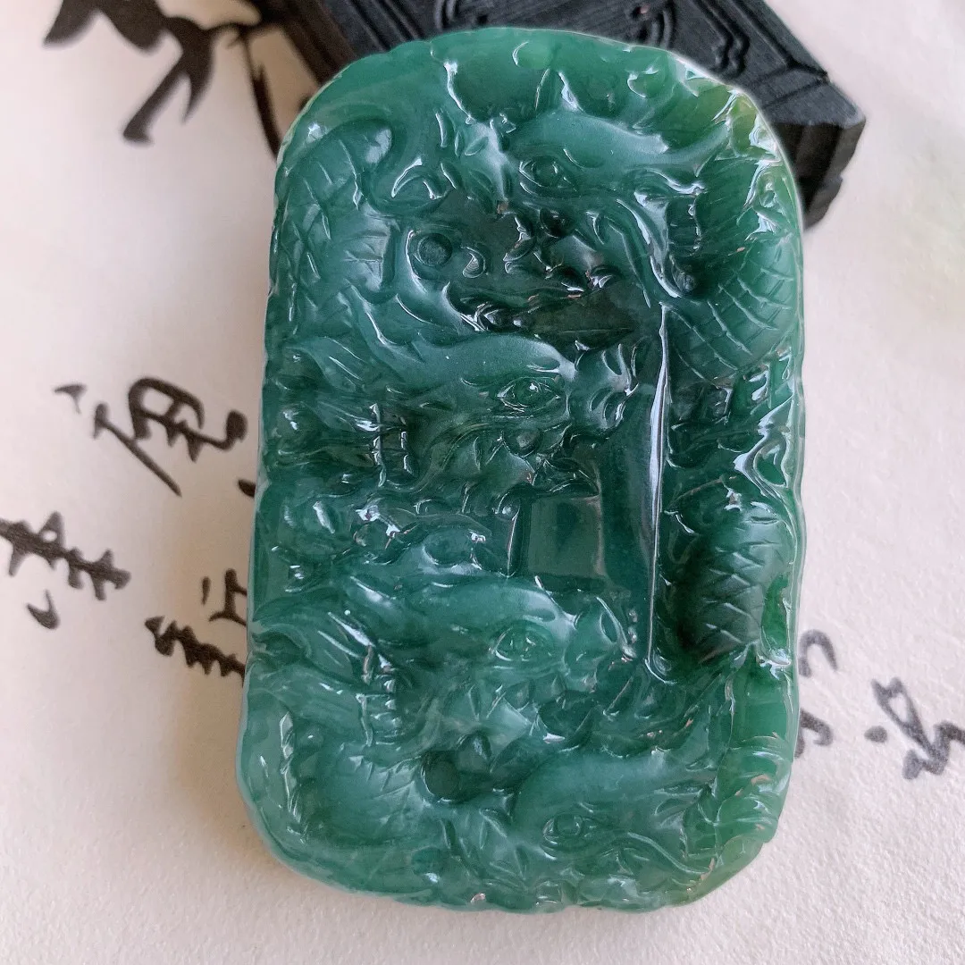 自然光实拍 精雕满色翡翠龙牌吊坠，龙行天下，雕工立体精湛 种老水足 配戴霸气时尚， 值得收藏!#179.3尺寸62-39*12.mm