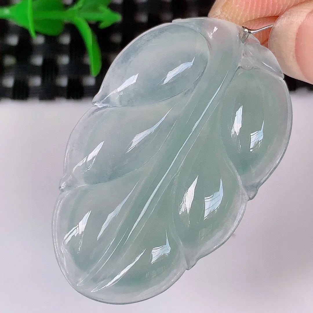 自然光实拍，冰种金枝玉叶叶子翡翠吊坠 寓意“大业有成，一夜成名，”水润通透叶子 清秀高雅 性价比超值！#195.4尺寸35-22-5
