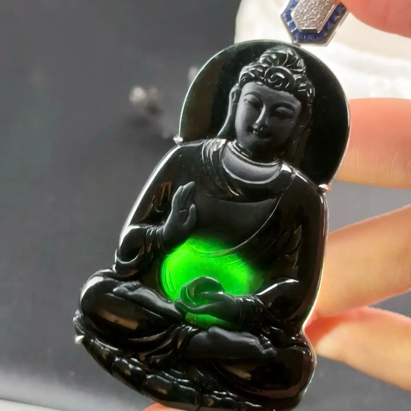 精品墨翠大日如来 种好色正 黑度极好 打灯通透 油性十足 尺寸71