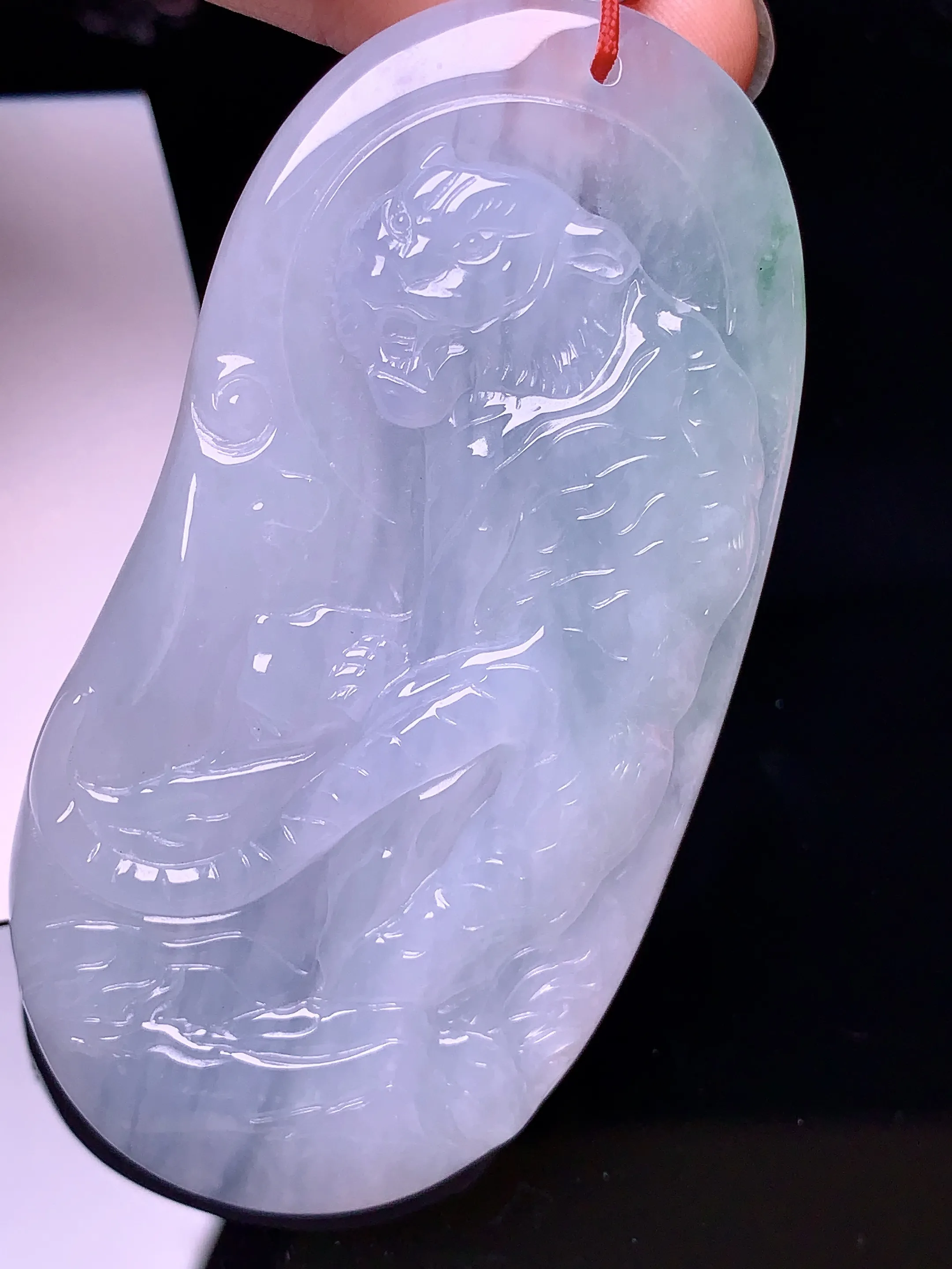 生肖虎牌吊坠 玉质细腻 色泽艳丽 整体尺寸72.5*37.2*6.8