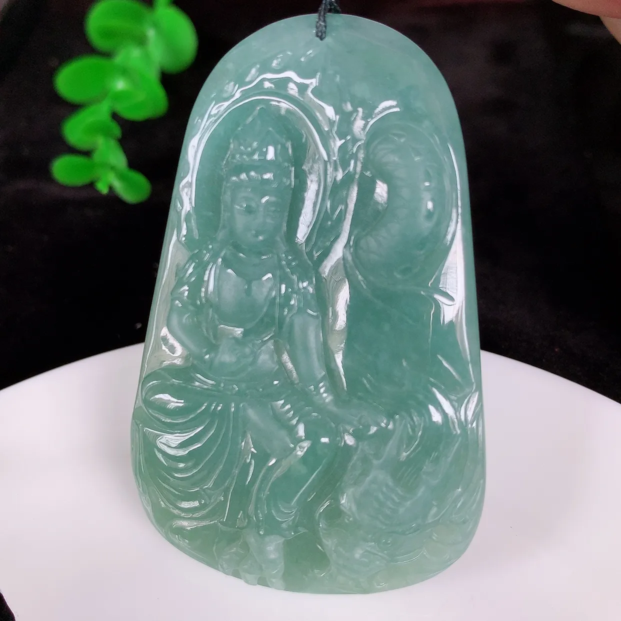 自然光实拍 冰糯种御龙观音吊坠，赐福翡翠观音，冰透，观音面相慈祥 雕琢细致 佩戴气质！#538.2尺