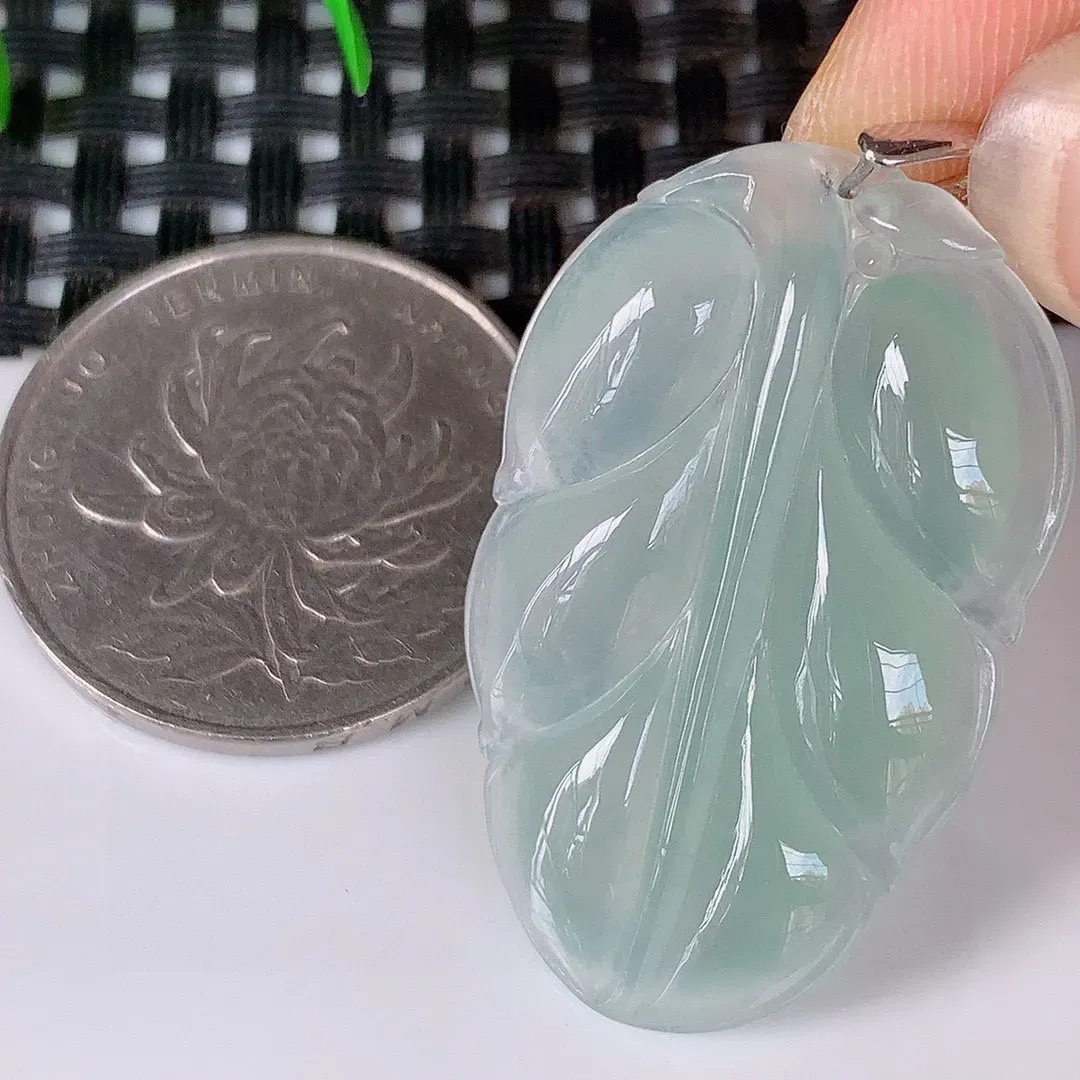 自然光实拍，冰种金枝玉叶叶子翡翠吊坠 寓意“大业有成，一夜成名，”水润通透叶子 清秀高雅 性价比超值！#195.4尺寸35-22-5