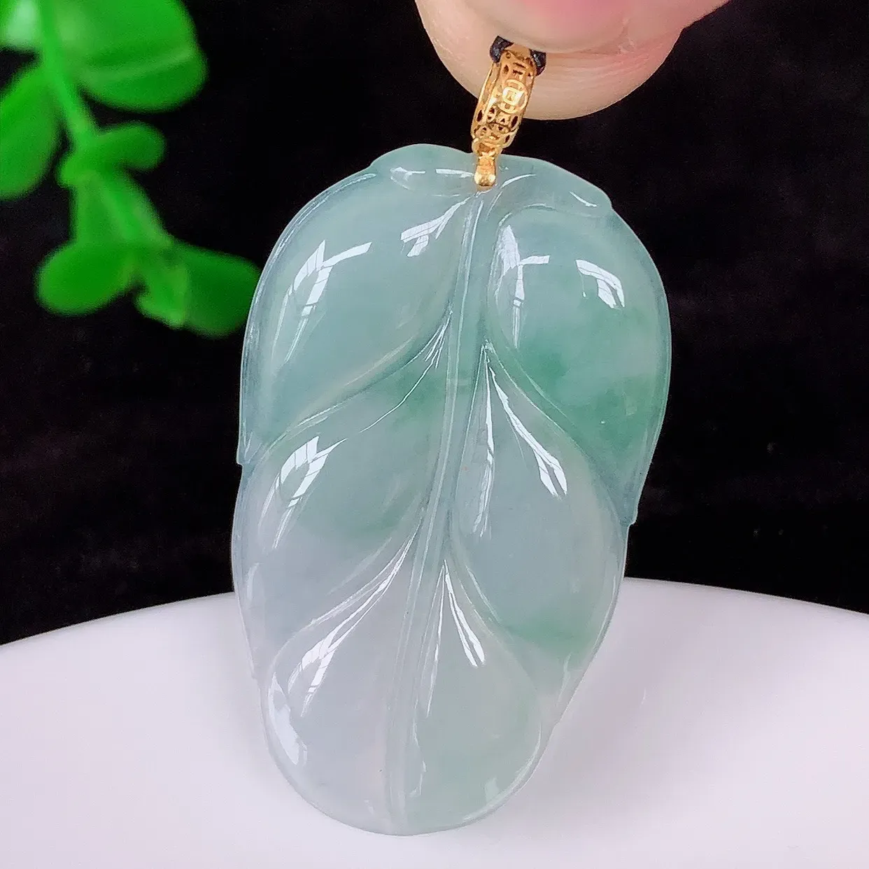 自然光实拍，18K金镶嵌冰飘花叶子翡翠吊坠，种水足，色泽清新，工艺精湛，寓意美好 金枝玉叶 事业有成。#012.2整体38.5*20*3.9mm