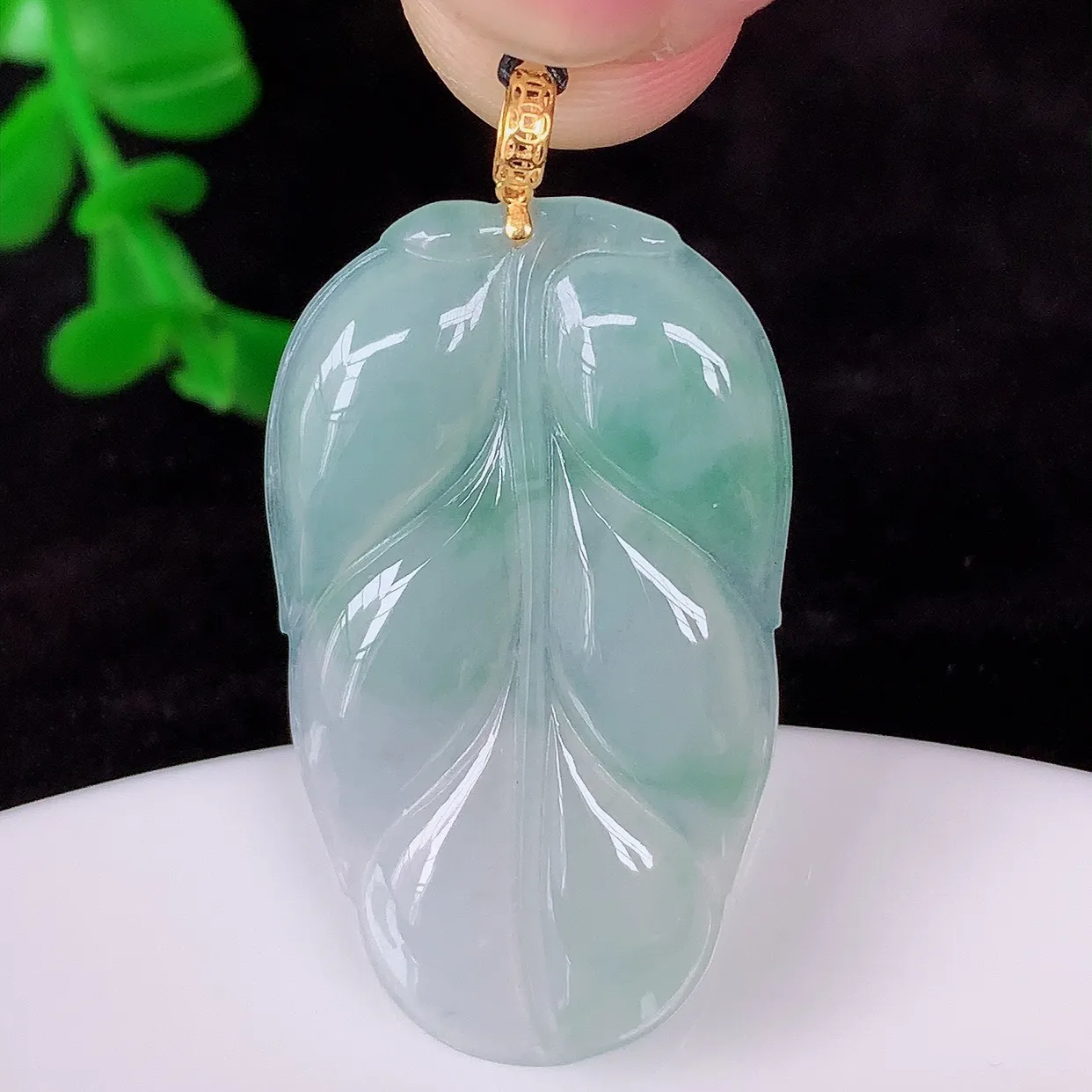自然光实拍，18K金镶嵌冰飘花叶子翡翠吊坠，种水足，色泽清新，工艺精湛，寓意美好 金枝玉叶 事业有成。#012.2整体38.5*20*3.9mm