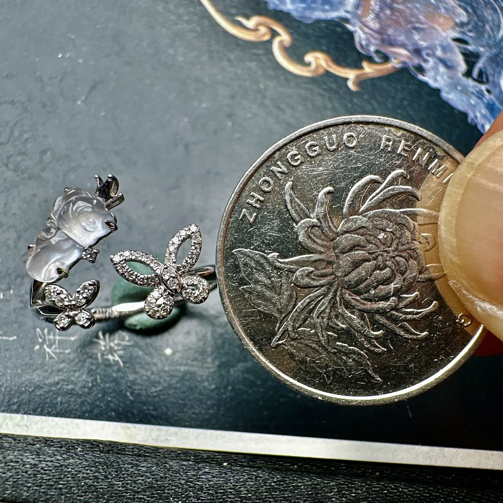 【冰种小天使戒指】质地细腻清爽，玻璃光泽，荧光感强烈，18K金钻镶嵌，裸石尺寸8*5.4*3毫米。戒圈可改