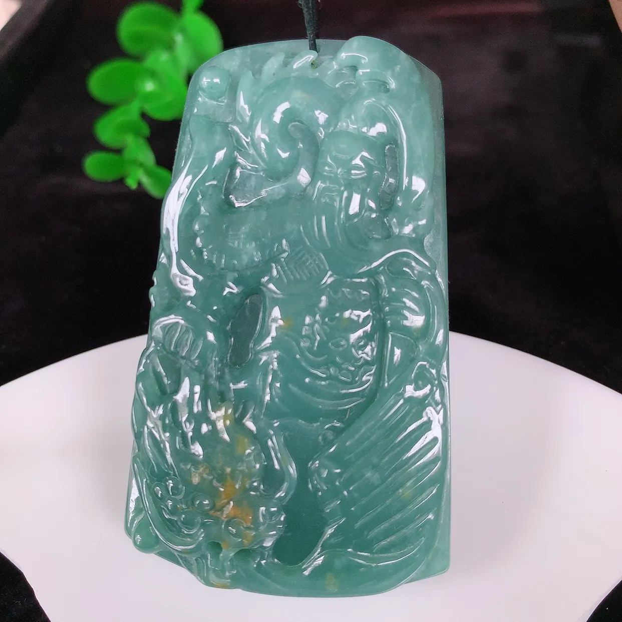 自然光实拍，大件厚装冰糯种满色关公吊坠。翡翠关公是生意人喜爱的财神爷，助您财运亨通，步步高升，关公威风凛凛中蕴含宽厚仁慈，质地细腻，佩戴上身非常大气！#358.2尺寸62*37-7.5mm