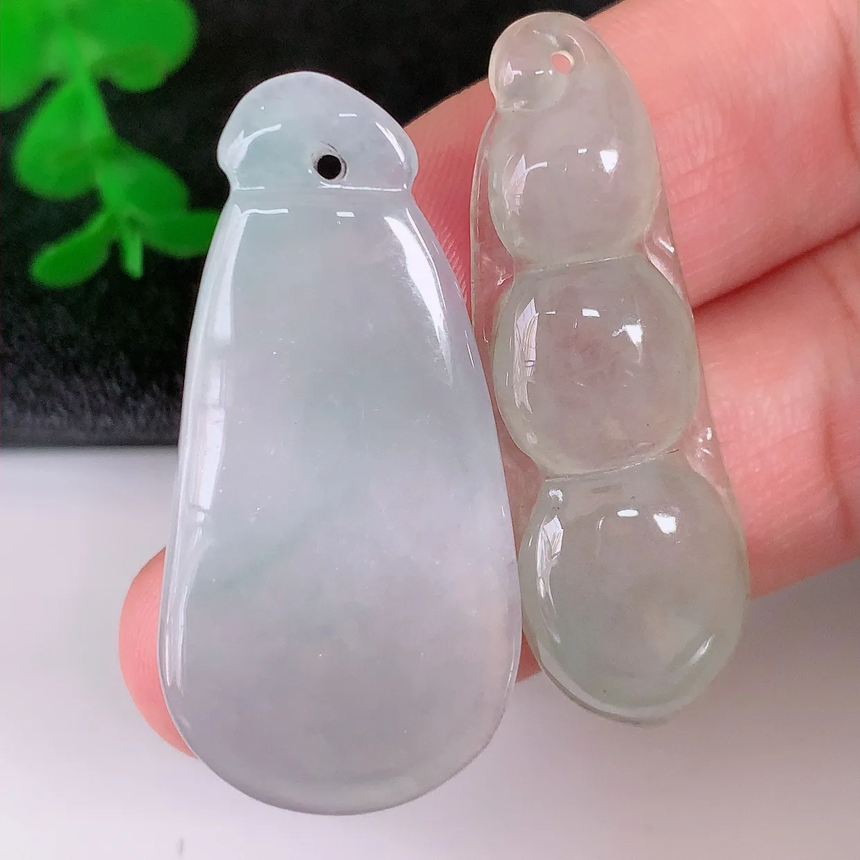 自然光实拍，冰润冰种翡翠福瓜 四季豆吊坠，种老水足，雕工精湛 ，寓意美好，佩戴时尚出众！#059.3瓜41*19.5*4.5四季豆41*13.5*5