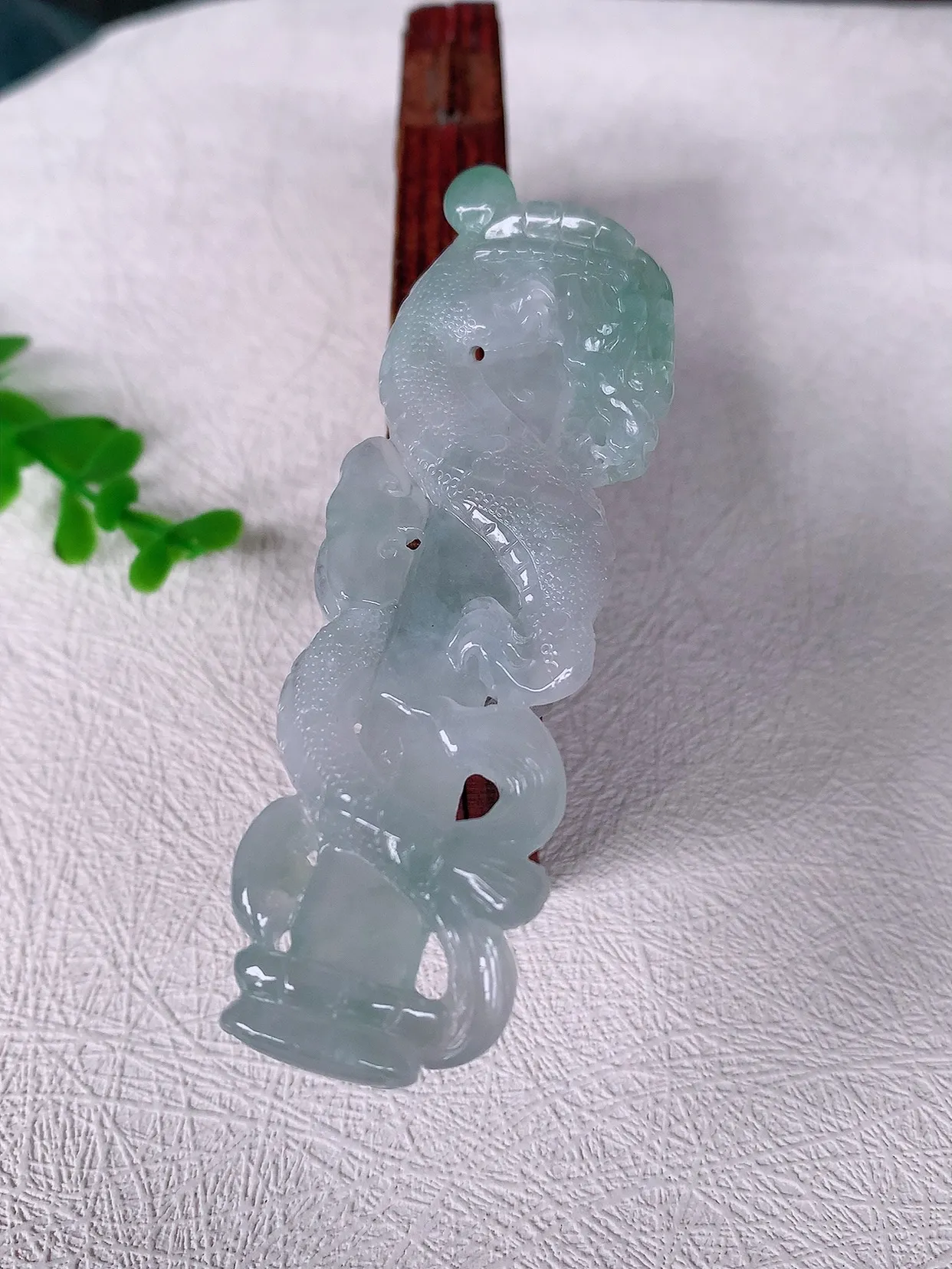 自然光实拍 精雕镂空冰飘花龙翡翠吊坠， 龙行天下，雕工立体精湛 翡翠龙牌 种老水足， 配戴霸气时尚，值得收藏!#261.2尺寸82.8*26*9.5