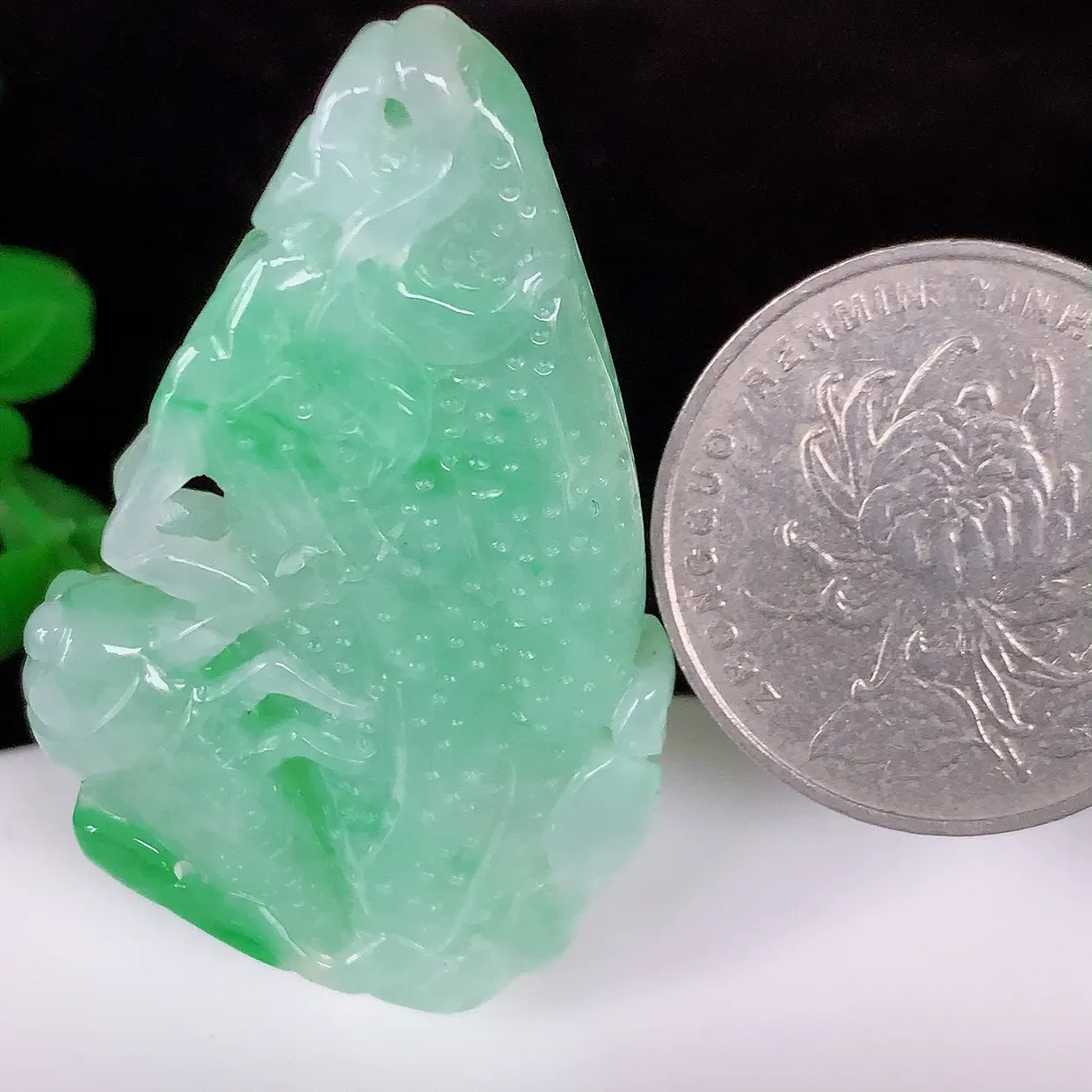 自然光实拍，冰润飘绿翡翠一鸣惊人金蟾吊坠， 金蝉象征着一鸣惊人 腰缠万贯，事事如意等 俏色巧雕，沁人心脾，水足、惟妙惟俏 形神俱佳！实物满满惊喜 佩戴效果优雅迷人！#068.3尺寸45*28*7.5mm