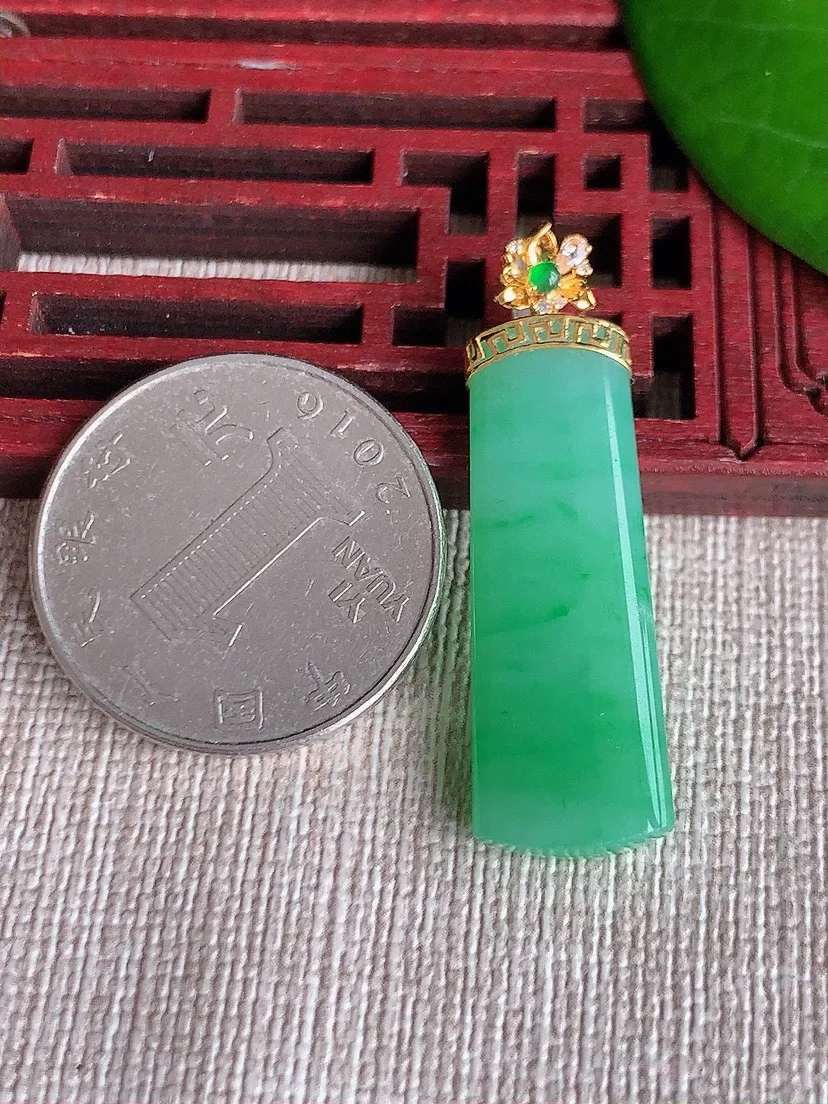 a货翡翠老坑冰种18K金镶嵌满绿无事牌吊坠 尺寸38.2×31.6×11×4.5mm 重量4.82g 0604