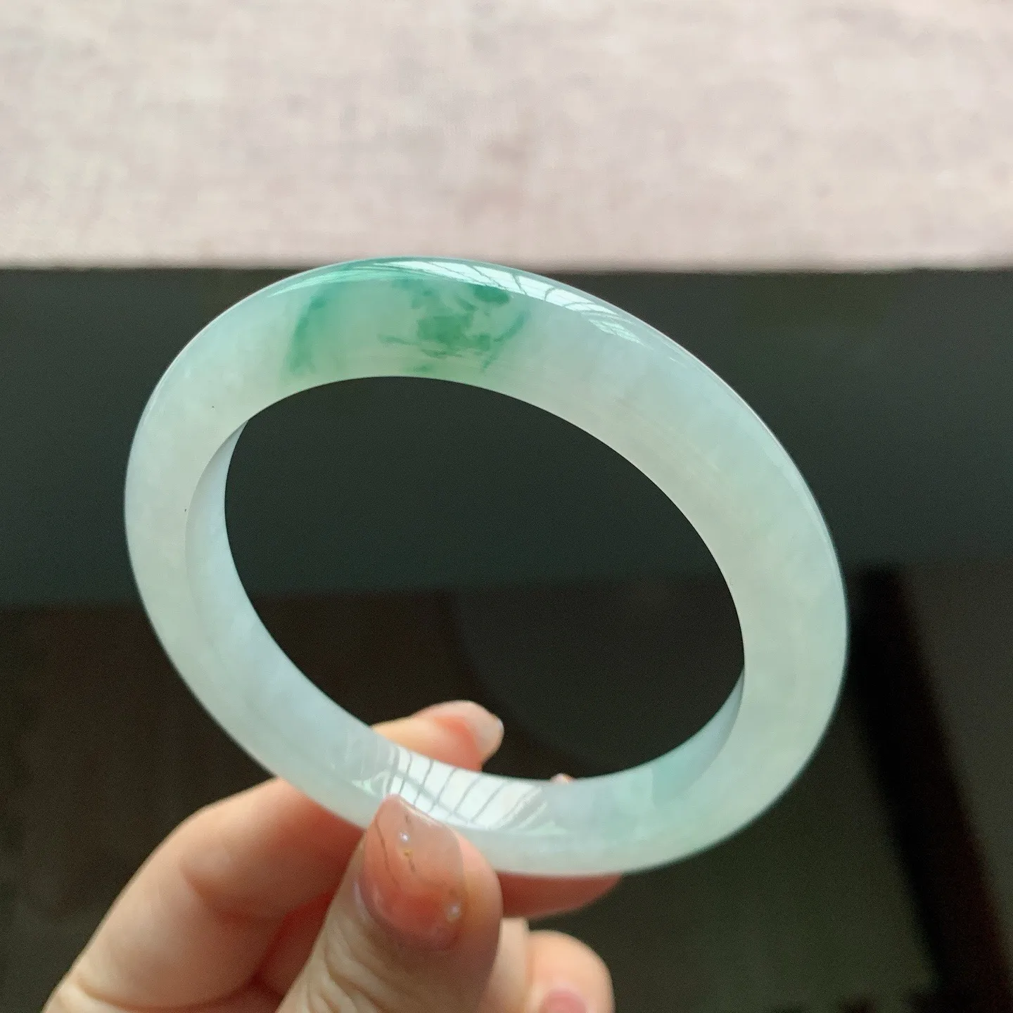 55-56圈口。自然光实拍，老坑冰胶飘花正圈翡翠手镯，尺寸:56-9-8.5mm，无纹裂，重量45.