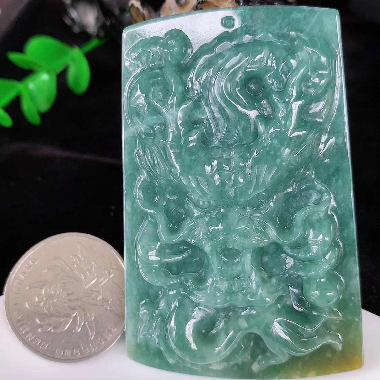 自然光实拍 满色精雕龙牌吊坠，龙行天下，雕工立体精湛 翡翠龙牌 种老水足 配戴霸气时尚，值得收藏!#045.3尺寸66*43.5*9.5mm