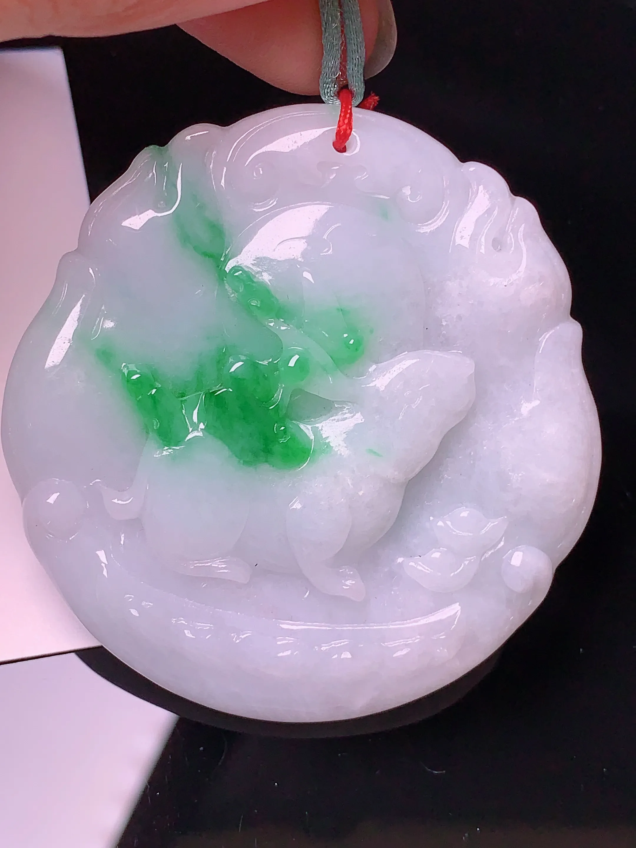 生肖兔牌吊坠 玉质细腻 色泽艳丽 整体尺寸50.5*49*6.5