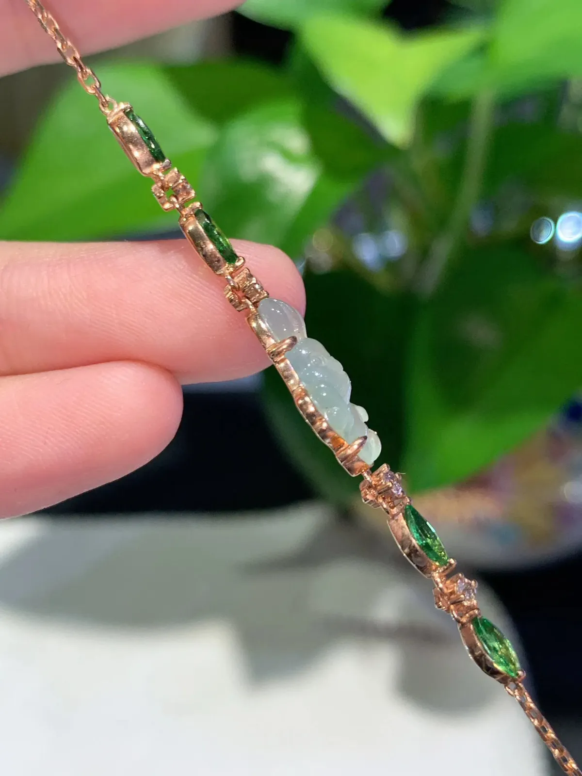 18k金冰晴水小兔子手链
配石沙弗来0.85ct d0.12ct
手链长16cm+2.5cm（调节链）