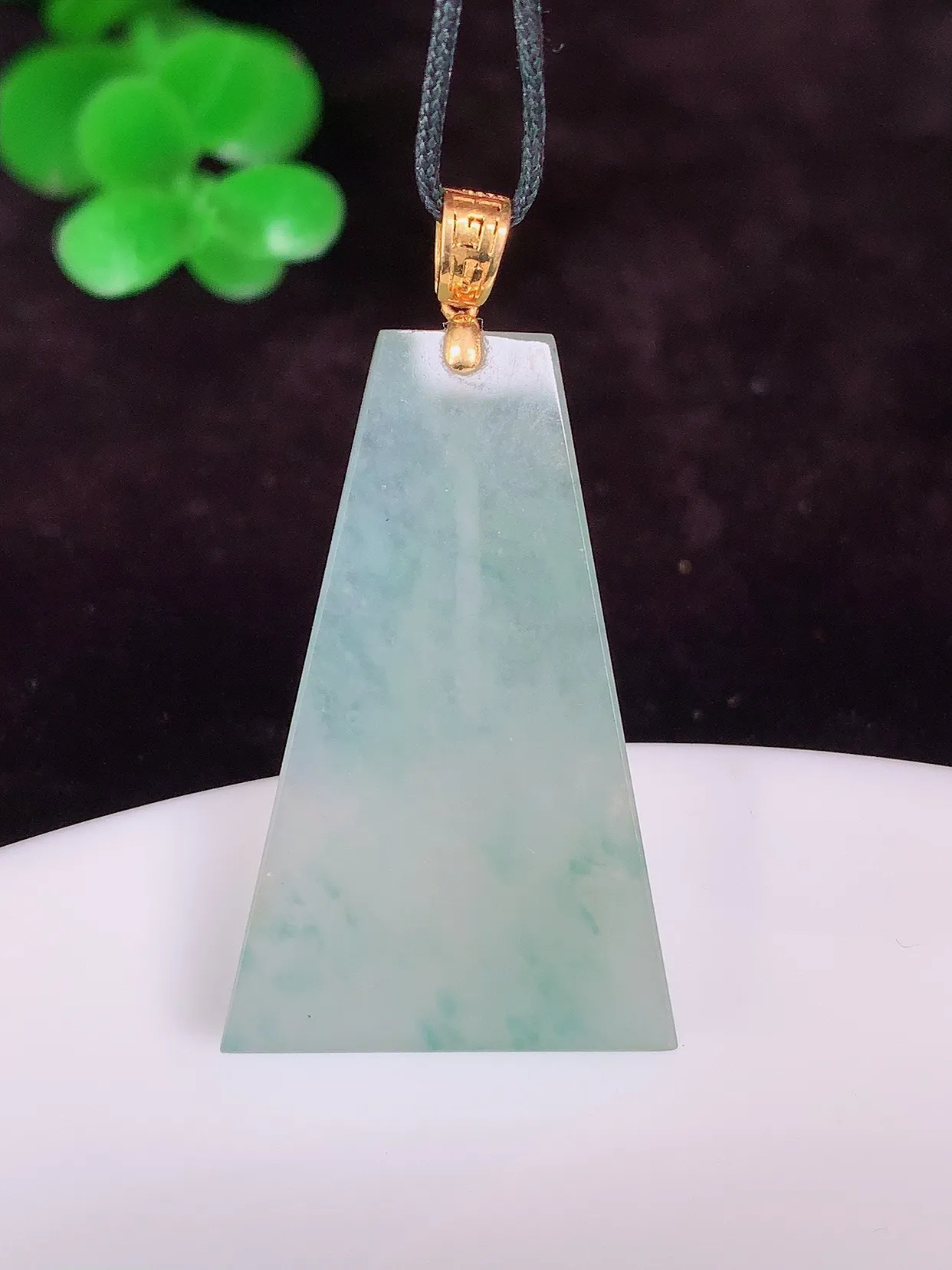 自然光实拍，18K金镶嵌冰飘花平安无事牌吊坠 平平安安 翠色灵动 佩戴时尚！#161.3整体36.8*裸石30.8*19.5*4.5