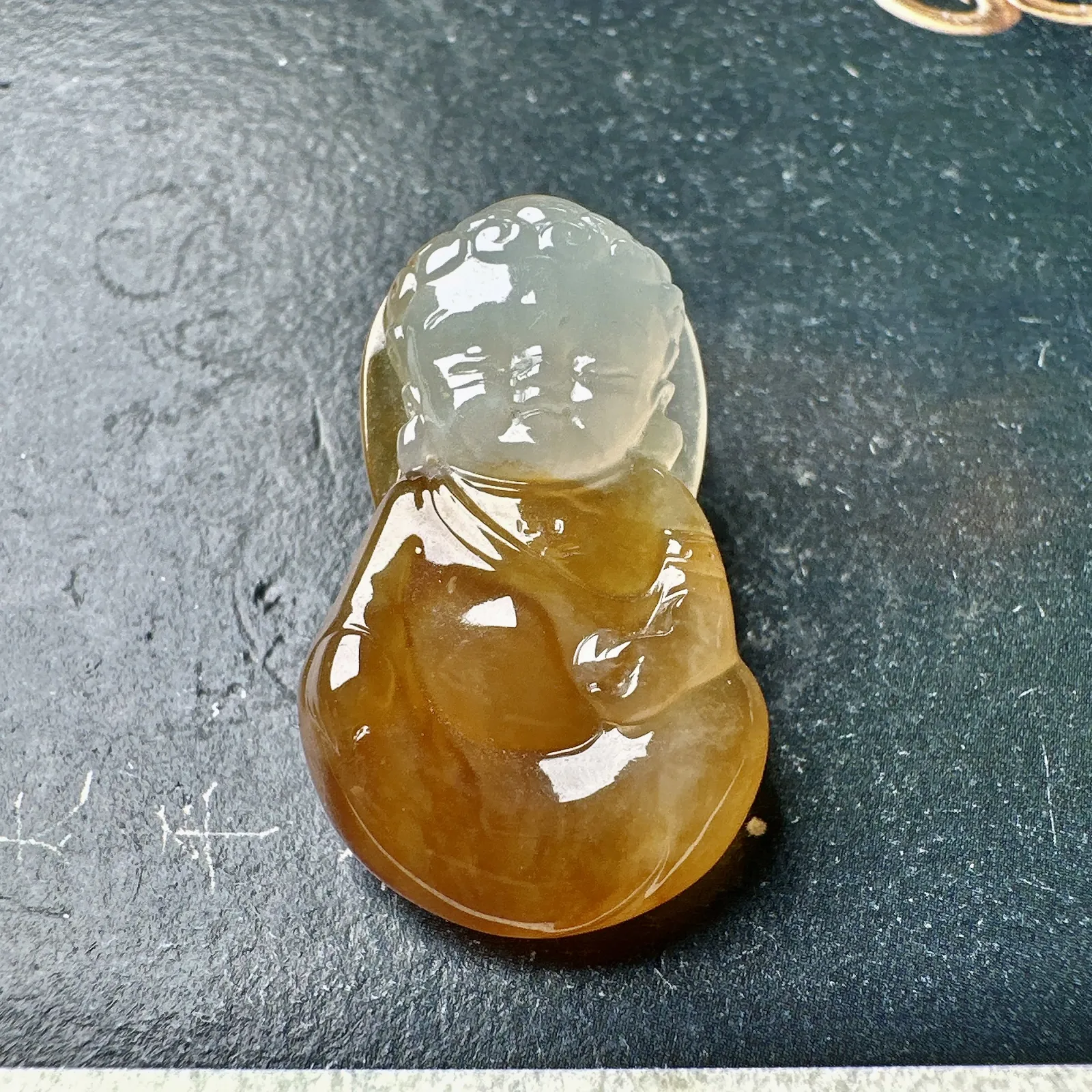 【冰种黄翡宝宝佛】可爱雕刻，质地细腻，胶感非常强烈，光感上佳，冰感明显。均匀纯净，清爽至极
