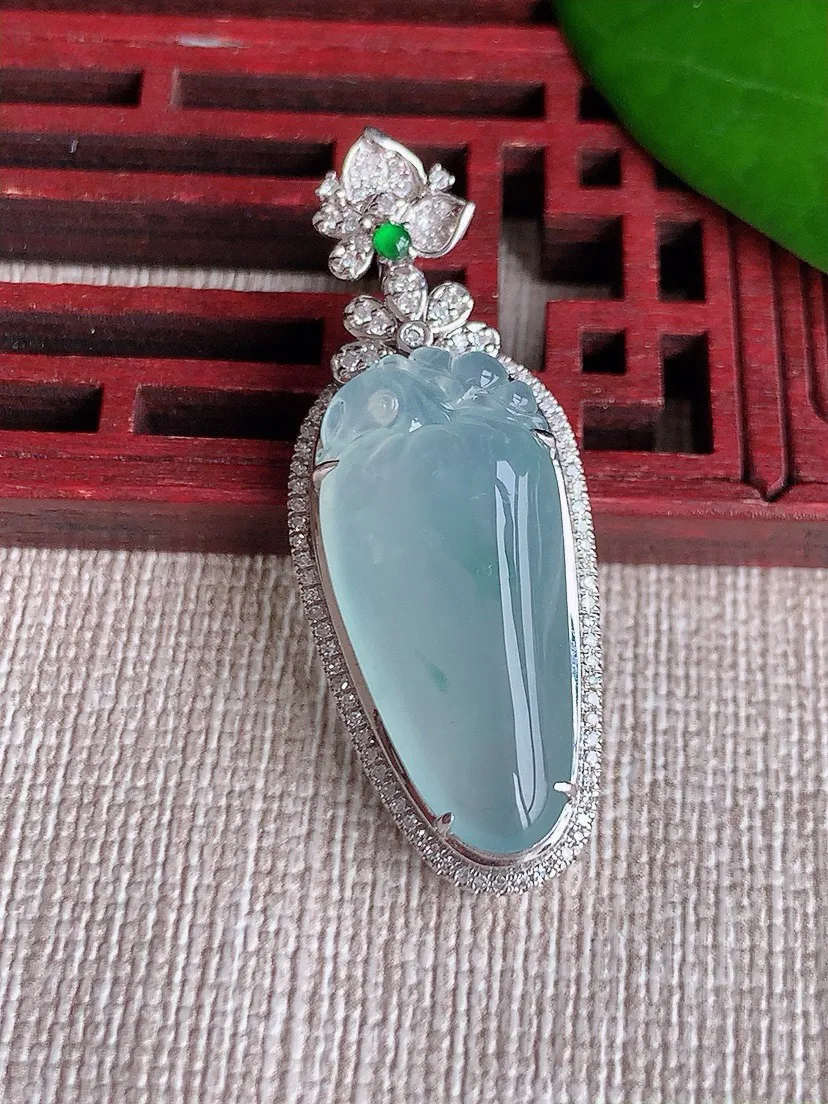 a货翡翠老坑冰种18K金伴钻镶嵌飘花福瓜吊坠 尺寸39×15×8.4裸石25×11.5mm 重量5.82g 0604