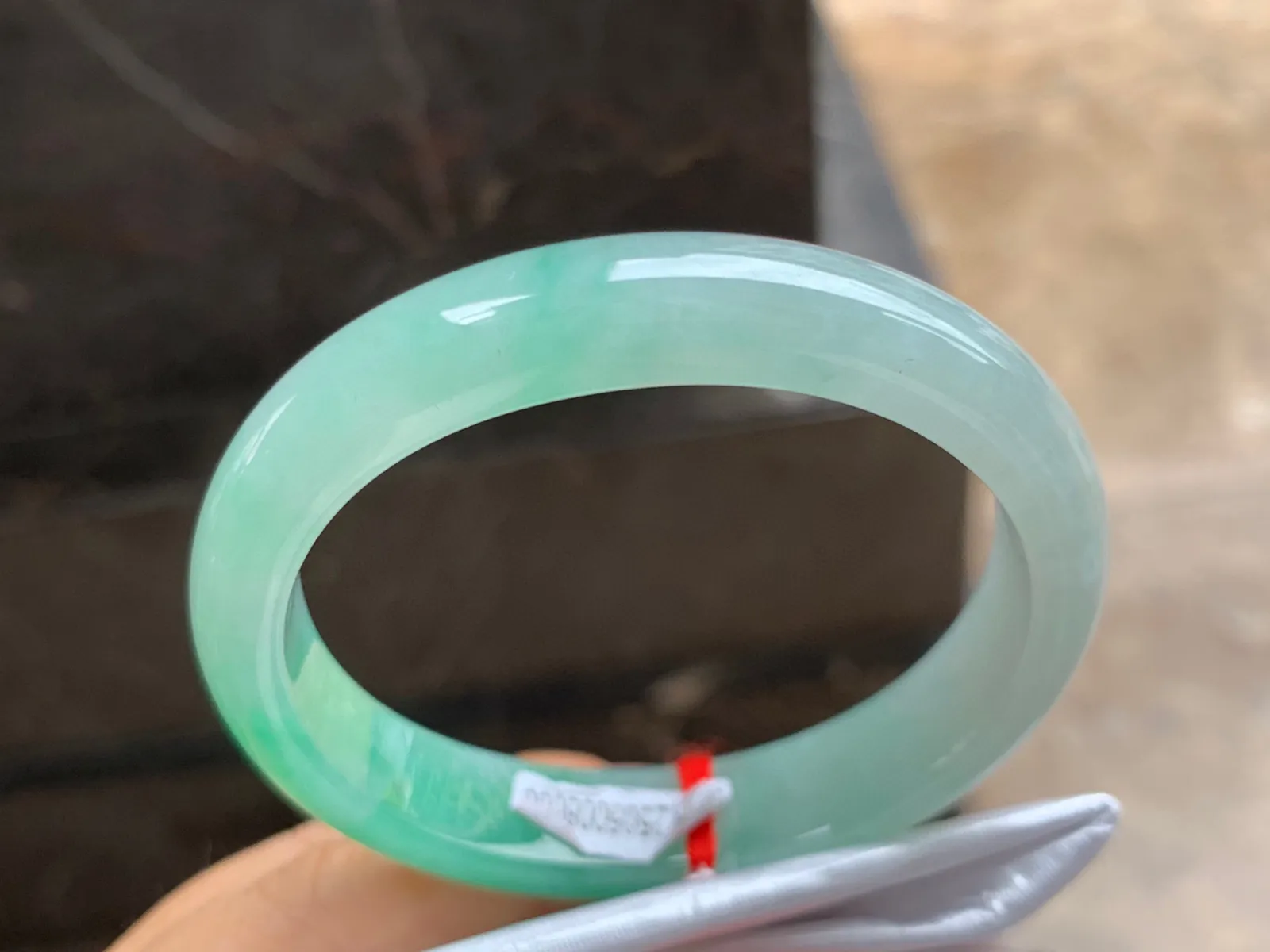 55.5-12.5-7.5mm
带色贵妃手镯 种好细腻 颜色清新 正圈53