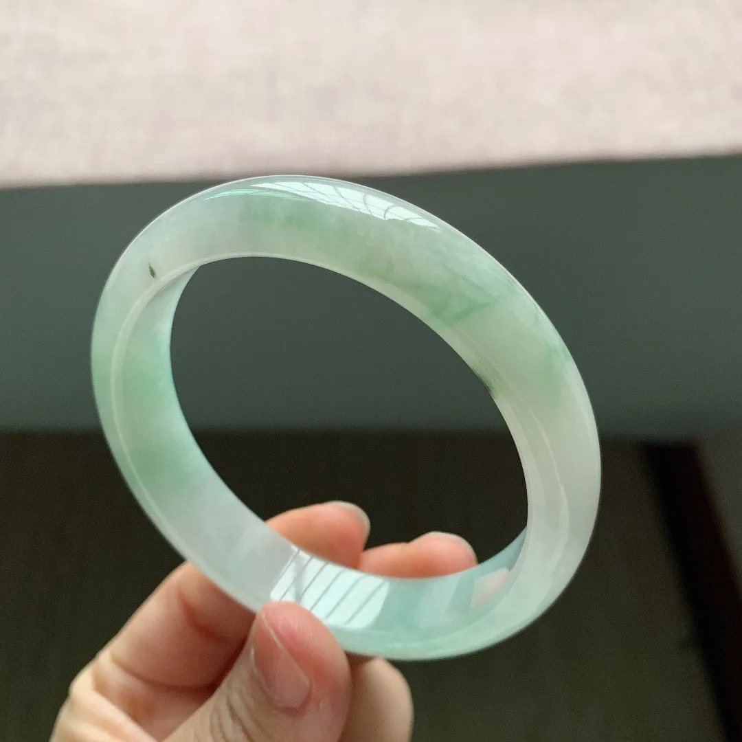 57-56圈口。自然光实拍，老坑冰糯春彩正圈翡翠手镯，尺寸:56.4-10-8mm，无纹裂，重量52.42