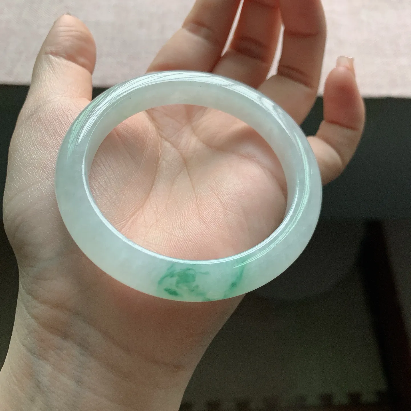 55-56圈口。自然光实拍，老坑冰胶飘花正圈翡翠手镯，尺寸:56-9-8.5mm，无纹裂，重量45.76g