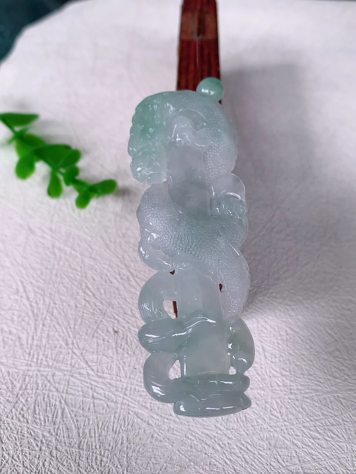 自然光实拍 精雕镂空冰飘花龙翡翠吊坠， 龙行天下，雕工立体精湛 翡翠龙牌 种老水足， 配戴霸气时尚，值得收藏!#261.2尺寸82.8*26*9.5