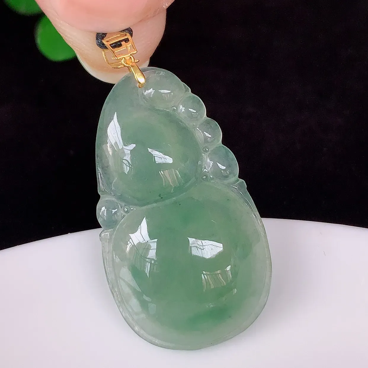 自然光实拍，18K金镶嵌冰种飘花葫芦吊坠 翡翠葫芦寓意福禄双全 财源滚滚，佩戴效果优雅迷人！#241.3整体37*18*5.5mm