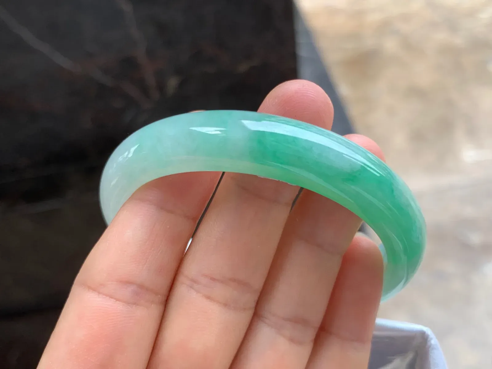 55.5-12.5-7.5mm
带色贵妃手镯 种好细腻 颜色清新 正圈53