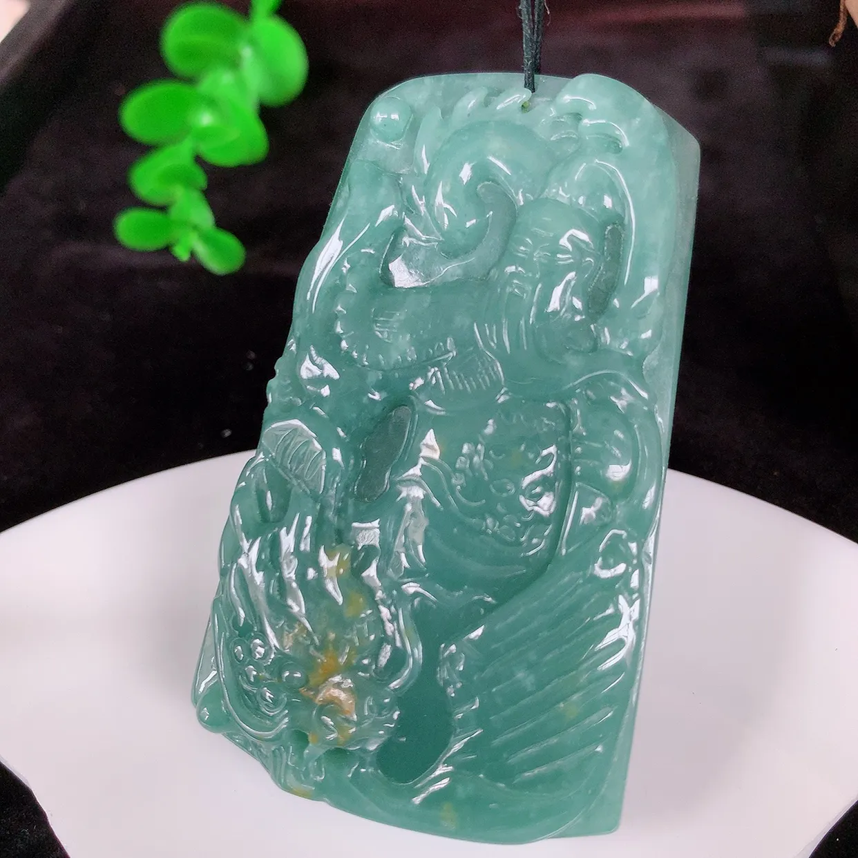 自然光实拍，大件厚装冰糯种满色关公吊坠。翡翠关公是生意人喜爱的财神爷，助您财运亨通，步步高升，关公威风凛凛中蕴含宽厚仁慈，质地细腻，佩戴上身非常大气！#358.2尺寸62*37-7.5mm