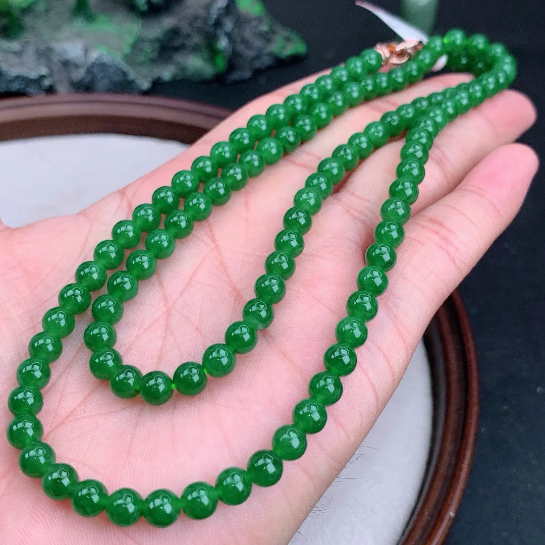 缅甸天然A货翡翠满绿圆珠项链
尺寸6mm  重40.67g