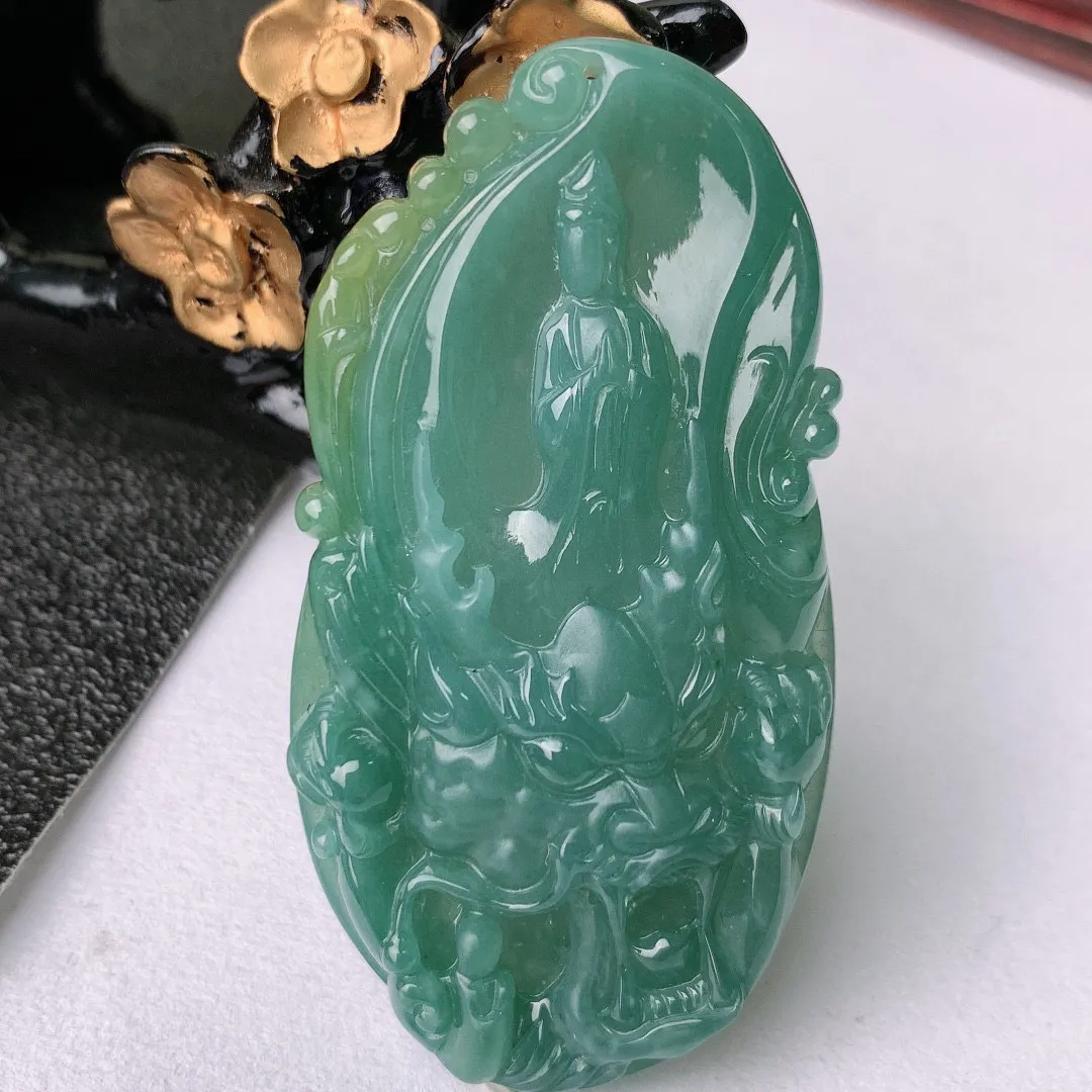 自然光实拍 冰润祥龙观音翡翠吊坠，种老水足， 水润通透 雕工精致 慈祥端庄， 美观亮丽#126.3尺
