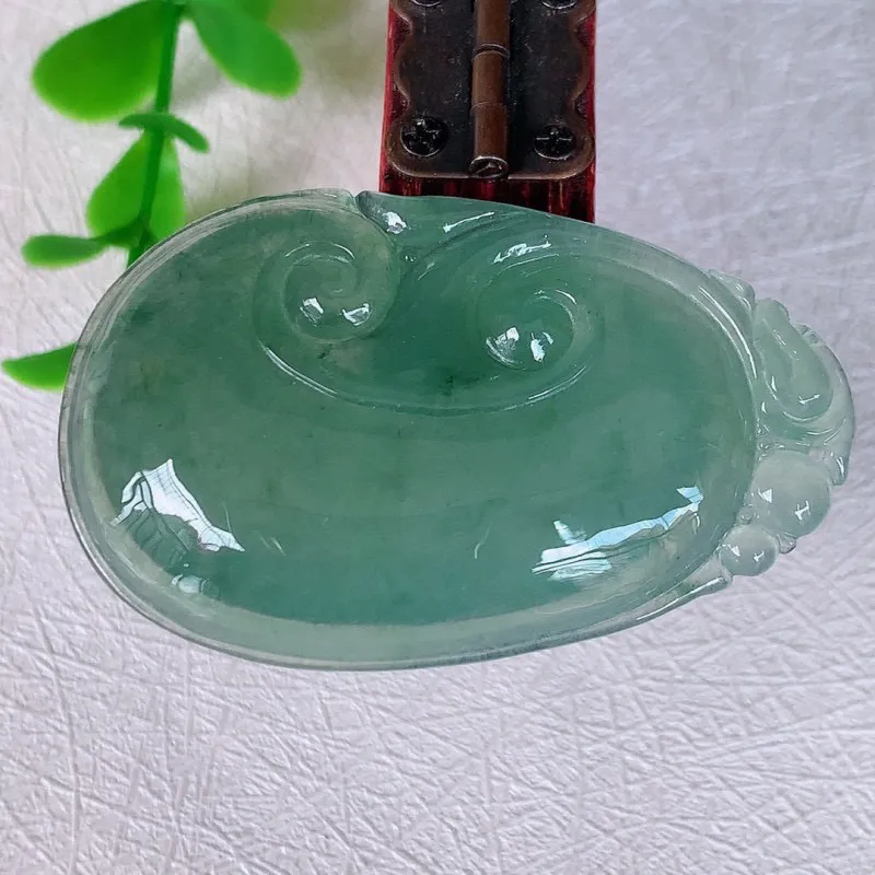 自然光实拍 冰飘花万事如意翡翠吊坠， 莹亮光泽，色泽清爽 寓意好 佩戴上身效果更端庄高贵，#082.2尺寸44.5-27.5*5.5mm