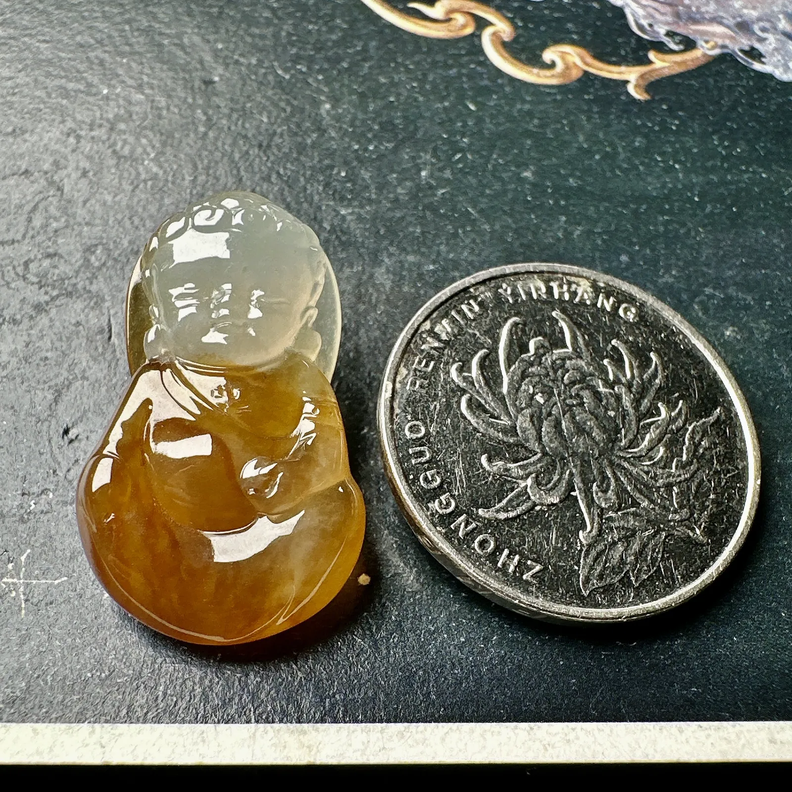 【冰种黄翡宝宝佛】可爱雕刻，质地细腻，胶感非常强烈，光感上佳，冰感明显。均匀纯净，清爽至极
