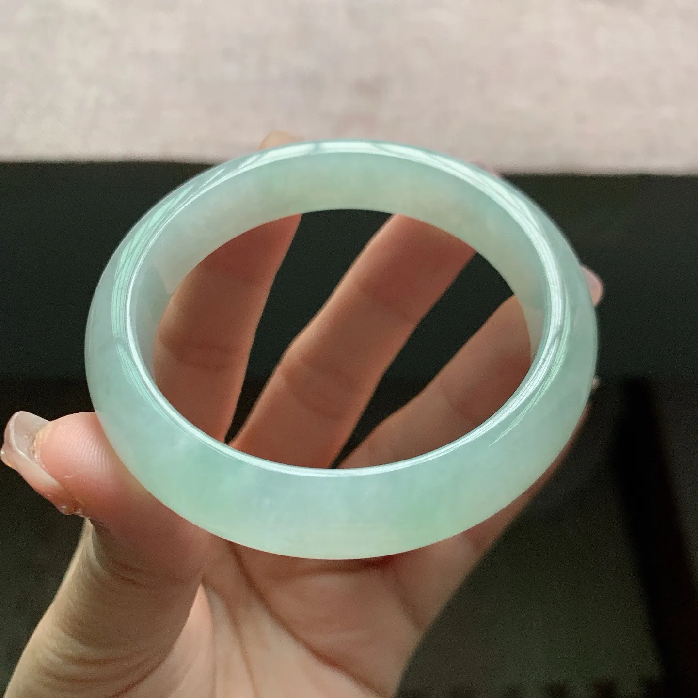 56-57圈口。自然光实拍，老坑冰润晴绿正圈翡翠手镯，尺寸:56.5-12.8-8.2mm，无纹裂，重量56.70g