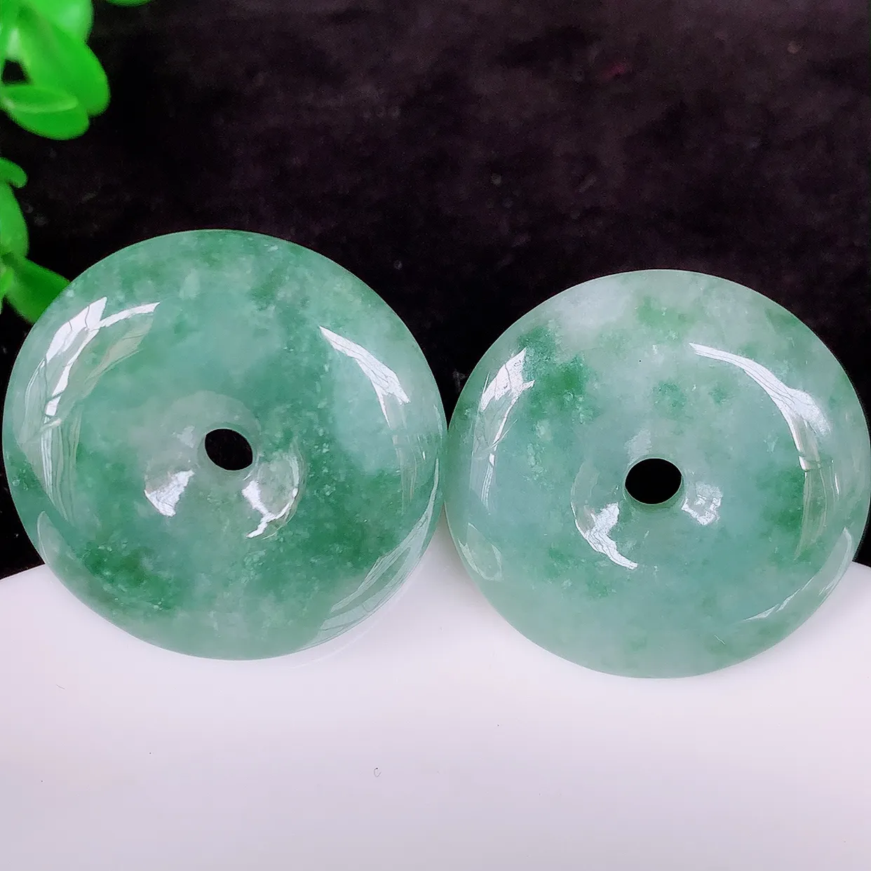 自然光实拍 一对冰润飘花平安扣吊坠，翡翠平安扣，平安是福 很美的料子 平安扣佩戴优雅迷人！#017.1尺寸30*6.8，28.5*6.5mm