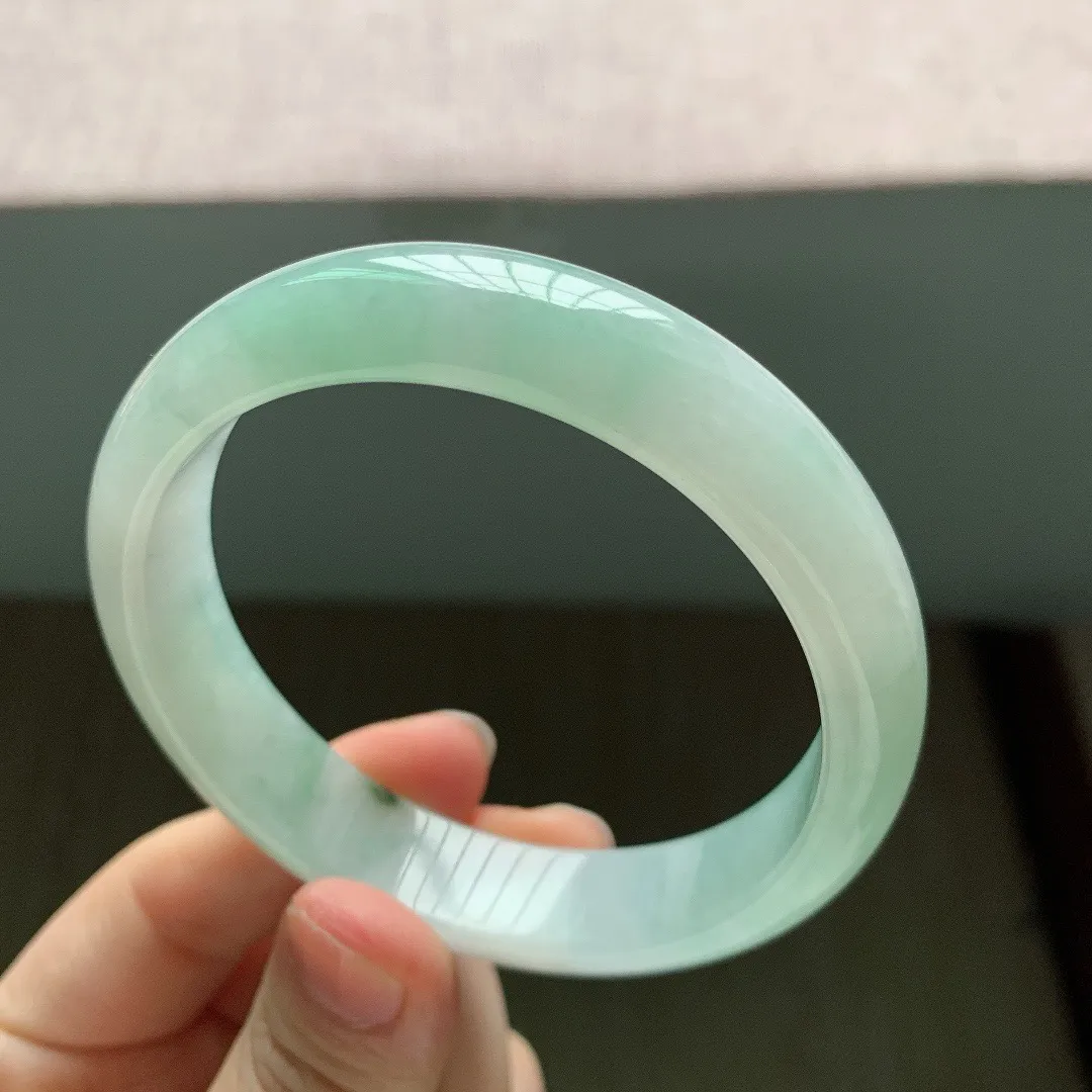 57-56圈口。自然光实拍，老坑冰糯春彩正圈翡翠手镯，尺寸:56.4-10-8mm，无纹裂，重量52.42