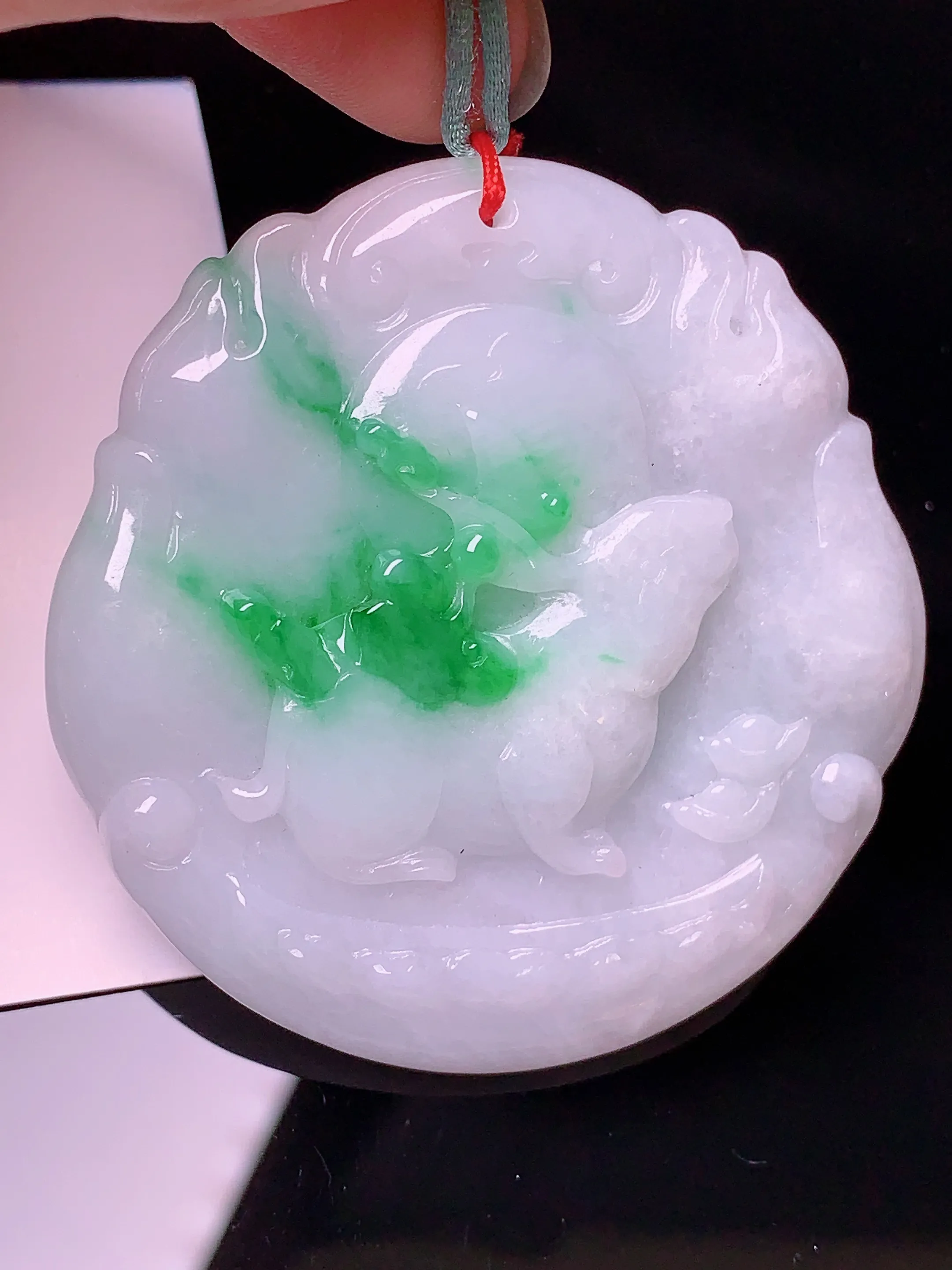 生肖兔牌吊坠 玉质细腻 色泽艳丽 整体尺寸50.5*49*6.5