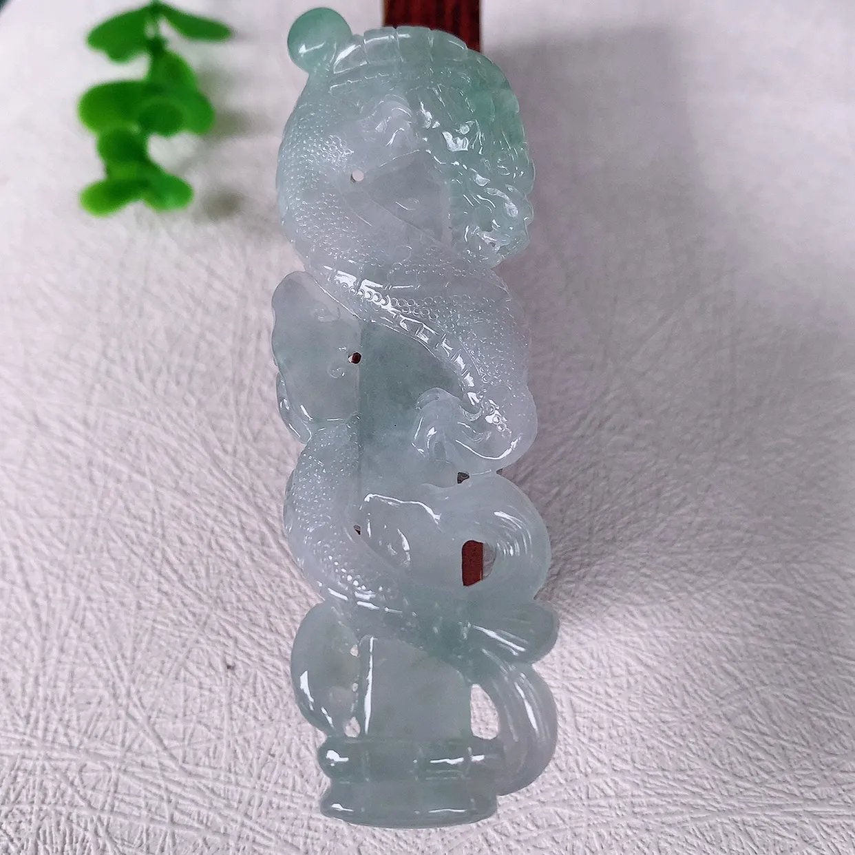 自然光实拍 精雕镂空冰飘花龙翡翠吊坠， 龙行天下，雕工立体精湛 翡翠龙牌 种老水足， 配戴霸气时尚，