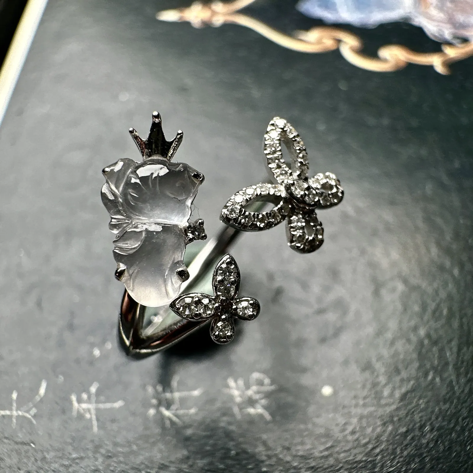 【冰种小天使戒指】质地细腻清爽，玻璃光泽，荧光感强烈，18K金钻镶嵌，裸石尺寸8*5.4*3毫米。戒圈可改