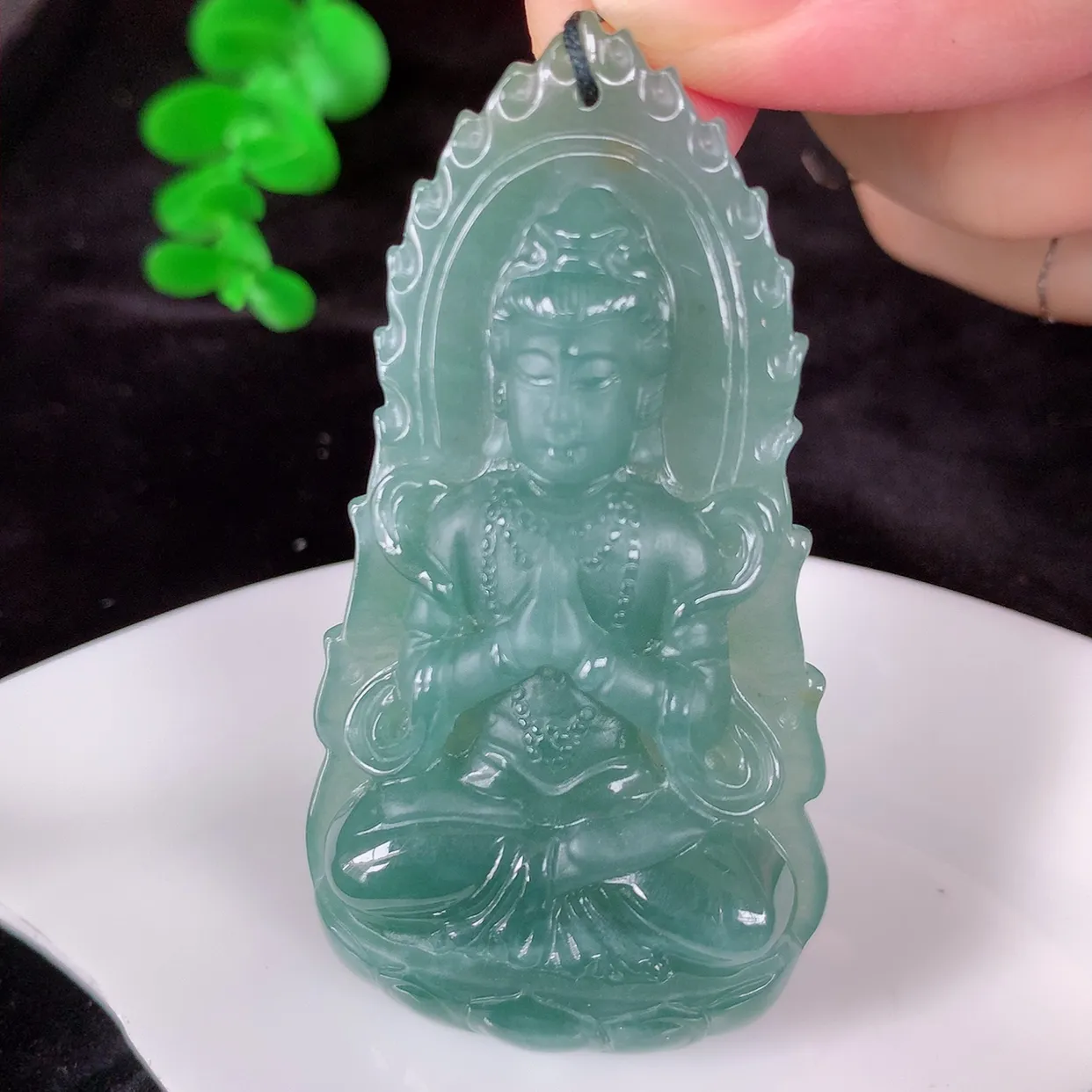 自然光实拍 大件冰糯种满色观音吊坠，赐福翡翠观音，冰透 观音 面相慈祥 雕琢细致， 佩戴气质！#379.2尺寸60-33-8.8mm