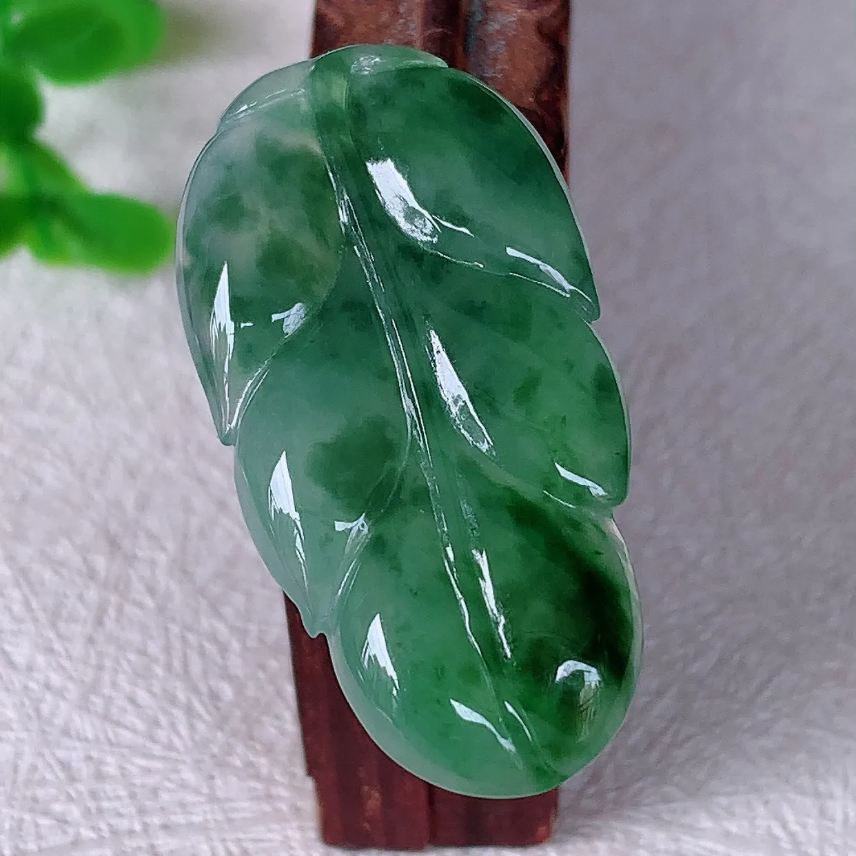 自然光实拍，冰润飘花事业有成叶子翡翠吊坠 莹润且起胶，叶子清秀优雅 佩戴大业有成！#070.2尺寸35*18*4mm