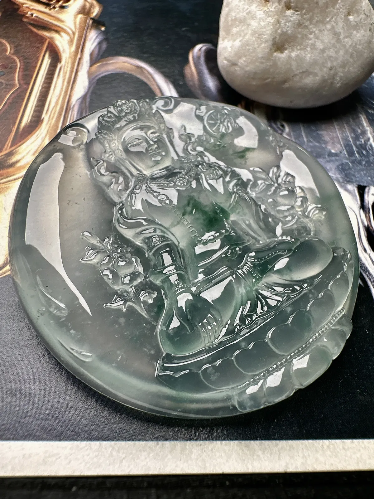 【玻璃种飘花园牌度母吊坠】质地细腻，冰度很足，饱满度很好，雕刻精细，加龙作品