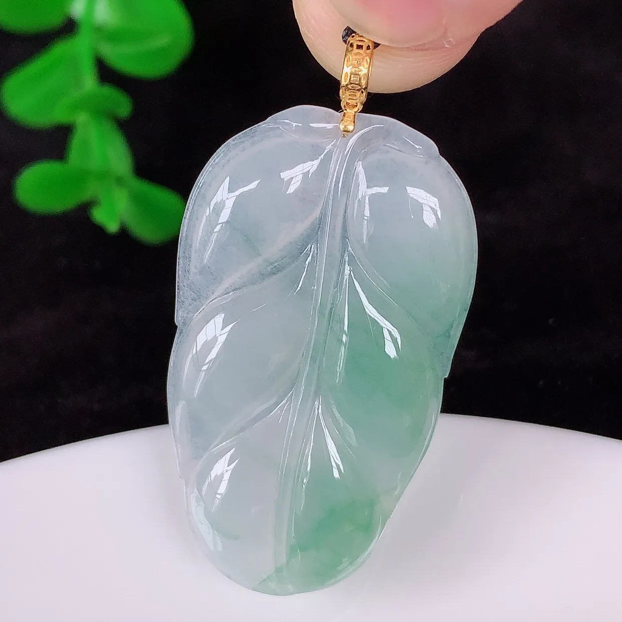 自然光实拍，18K金镶嵌冰飘花叶子翡翠吊坠 种水足，色泽清新，工艺精湛，寓意美好 金枝玉叶 事业有成。#083.3整体38*19.5*3.5mm