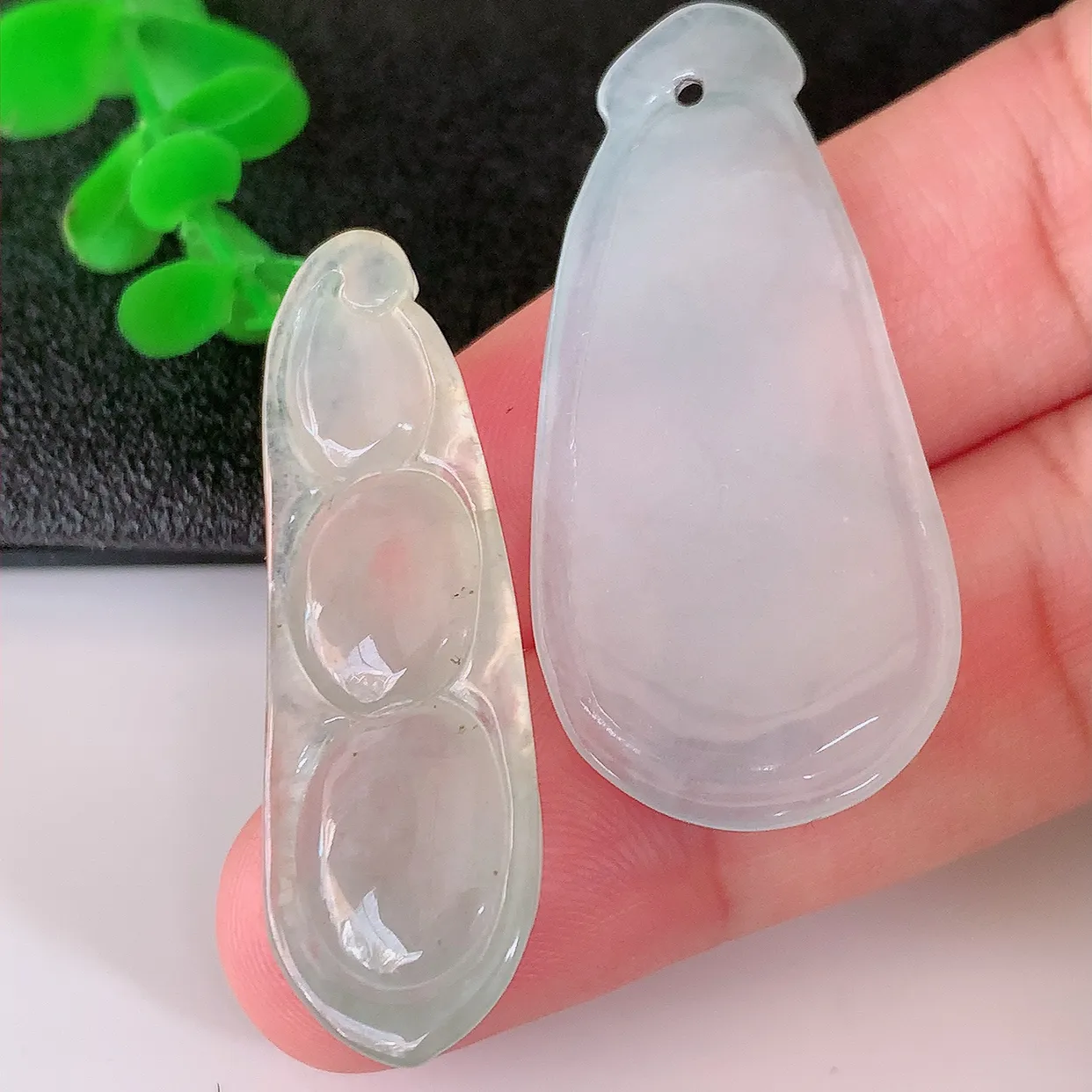 自然光实拍，冰润冰种翡翠福瓜 四季豆吊坠，种老水足，雕工精湛 ，寓意美好，佩戴时尚出众！#059.3瓜41*19.5*4.5四季豆41*13.5*5