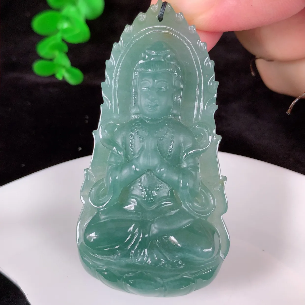 自然光实拍 大件冰糯种满色观音吊坠，赐福翡翠观音，冰透 观音 面相慈祥 雕琢细致， 佩戴气质！#379.2尺寸60-33-8.8mm