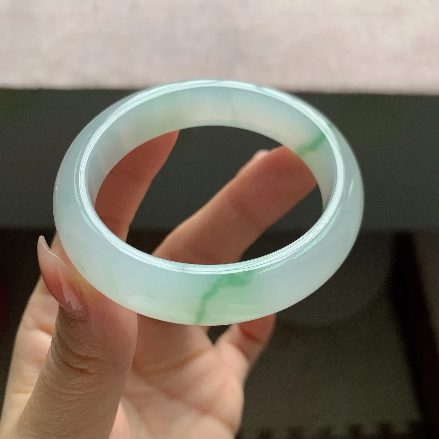 53-54圈口，自然光实拍，老坑冰胶飘绿贵妃宽版厚装翡翠手镯，尺寸:53.5-49.1-12-7.8mm，无纹裂，重量49.59g