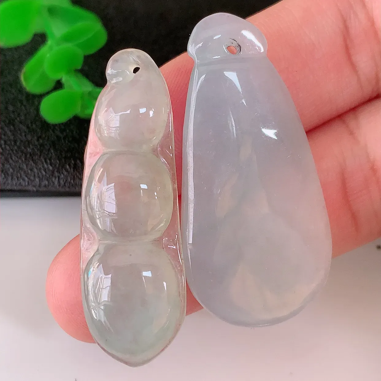 自然光实拍，冰润冰种翡翠福瓜 四季豆吊坠，种老水足，雕工精湛 ，寓意美好，佩戴时尚出众！#059.3瓜41*19.5*4.5四季豆41*13.5*5