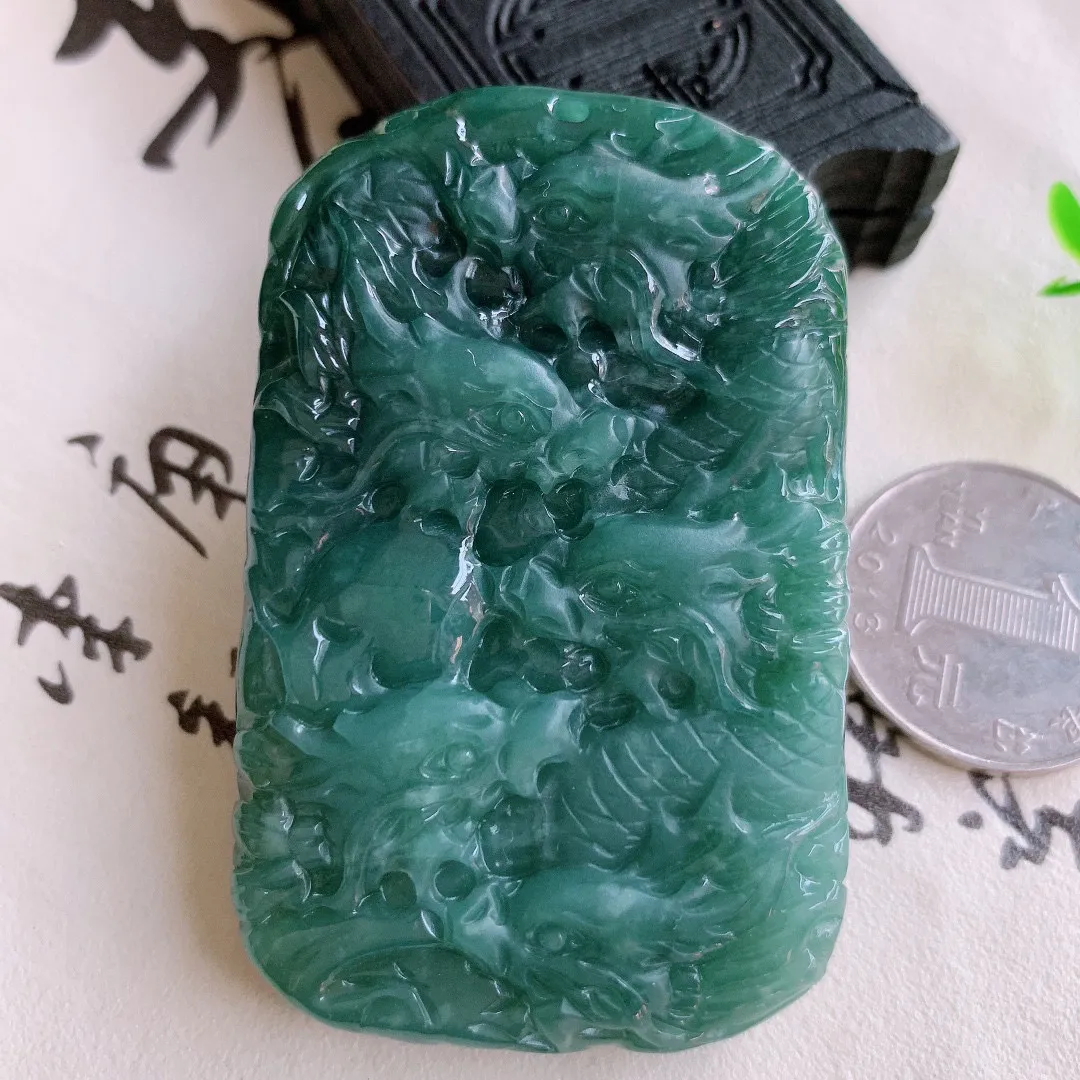 自然光实拍 精雕满色翡翠龙牌吊坠，龙行天下，雕工立体精湛 种老水足 配戴霸气时尚， 值得收藏!#179.3尺寸62-39*12.mm