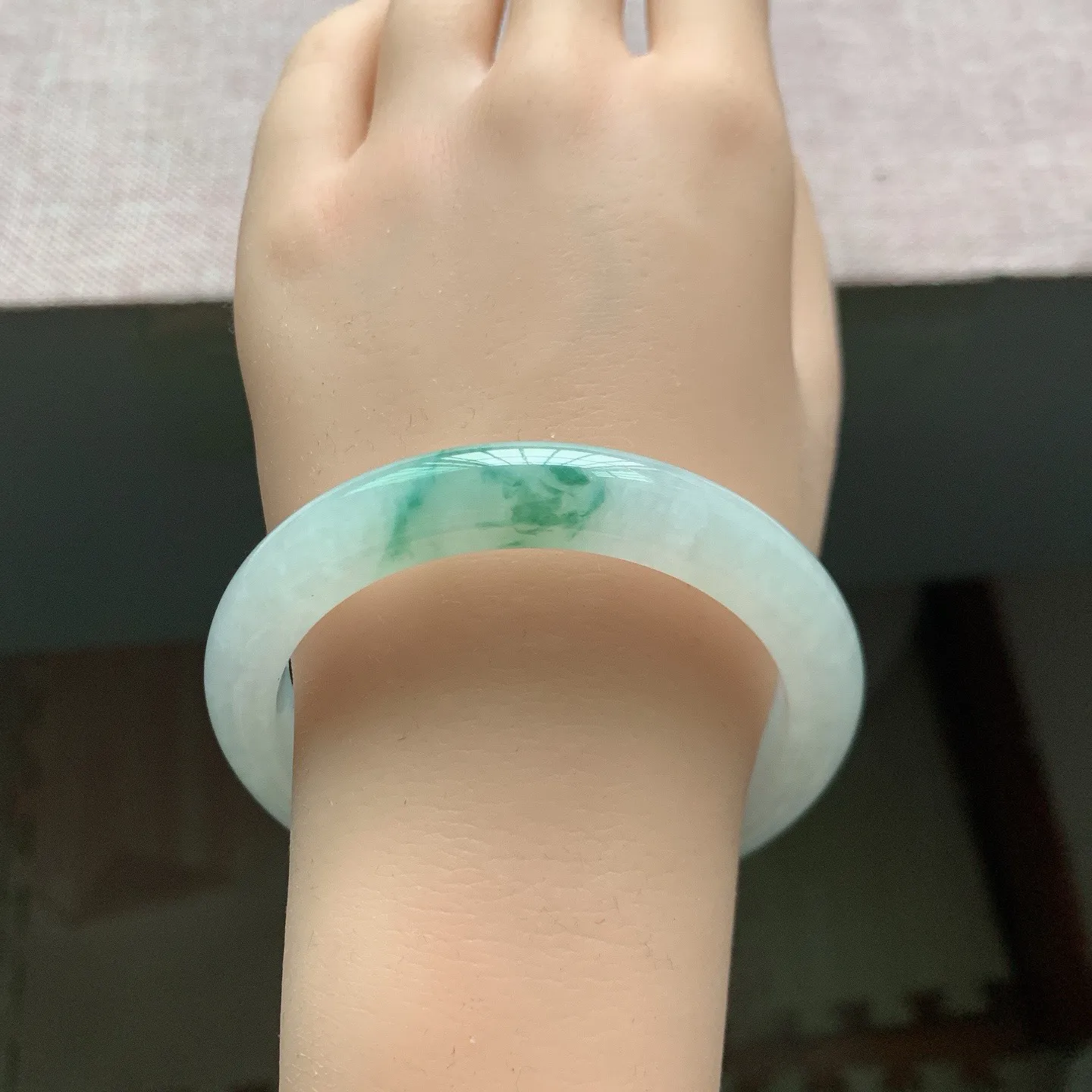 55-56圈口。自然光实拍，老坑冰胶飘花正圈翡翠手镯，尺寸:56-9-8.5mm，无纹裂，重量45.76g
